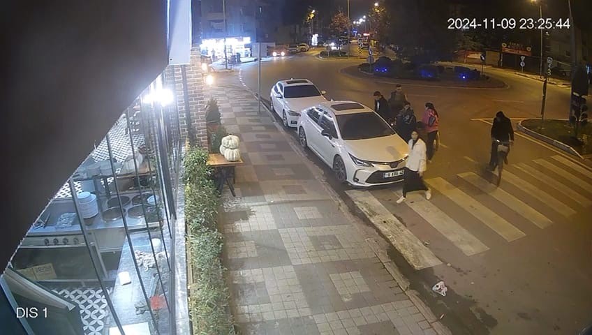 Otomobilin açılan kapısına çarpan scooter sürücüsü yaralandı... O anlar kamerada
