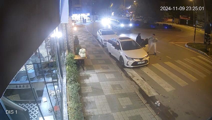 Otomobilin açılan kapısına çarpan scooter sürücüsü yaralandı... O anlar kamerada
