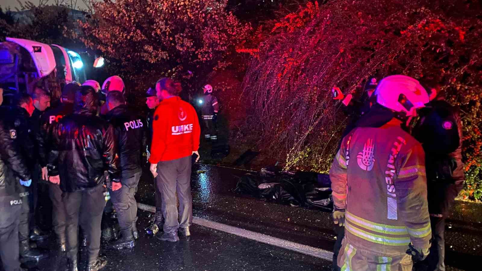 İstanbul Bayrampaşa’da yolcu otobüsü devrildi. Çok sayıda yaralı var
