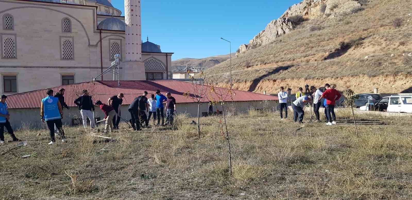 Bayburt’ta fidanlar toprakla buluştu
