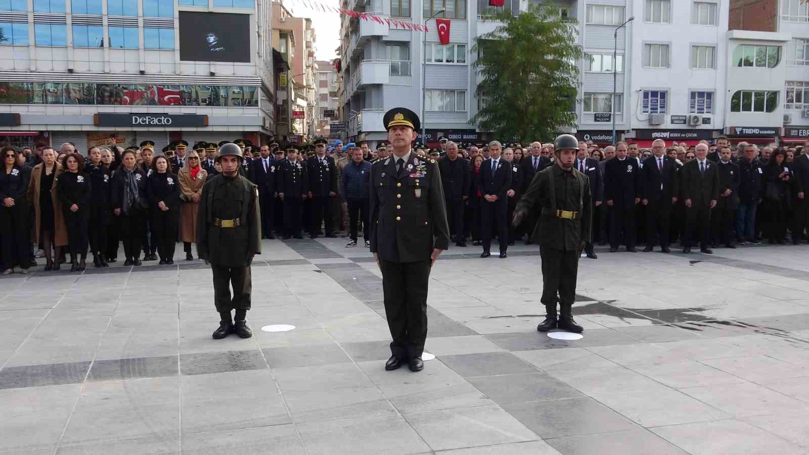 Atatürk, vefatının 86. yıldönümünde Uşak’ta anıldı
