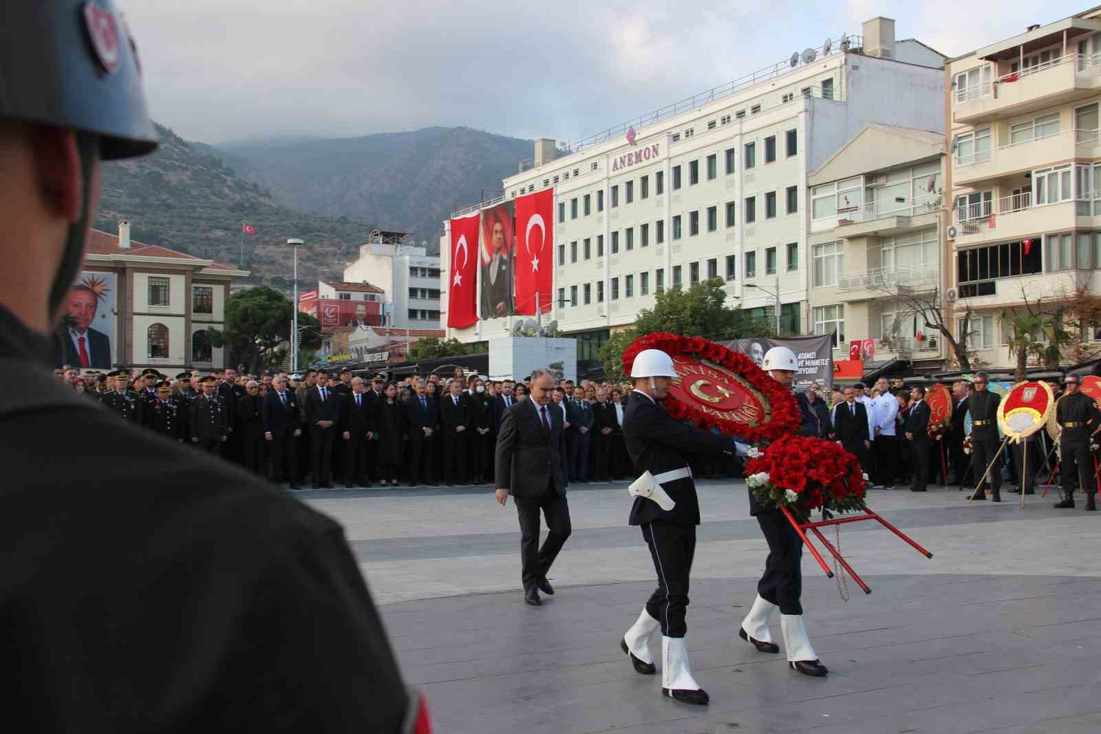 Manisalılar 7’den 70’e Atatürk’ü andı
