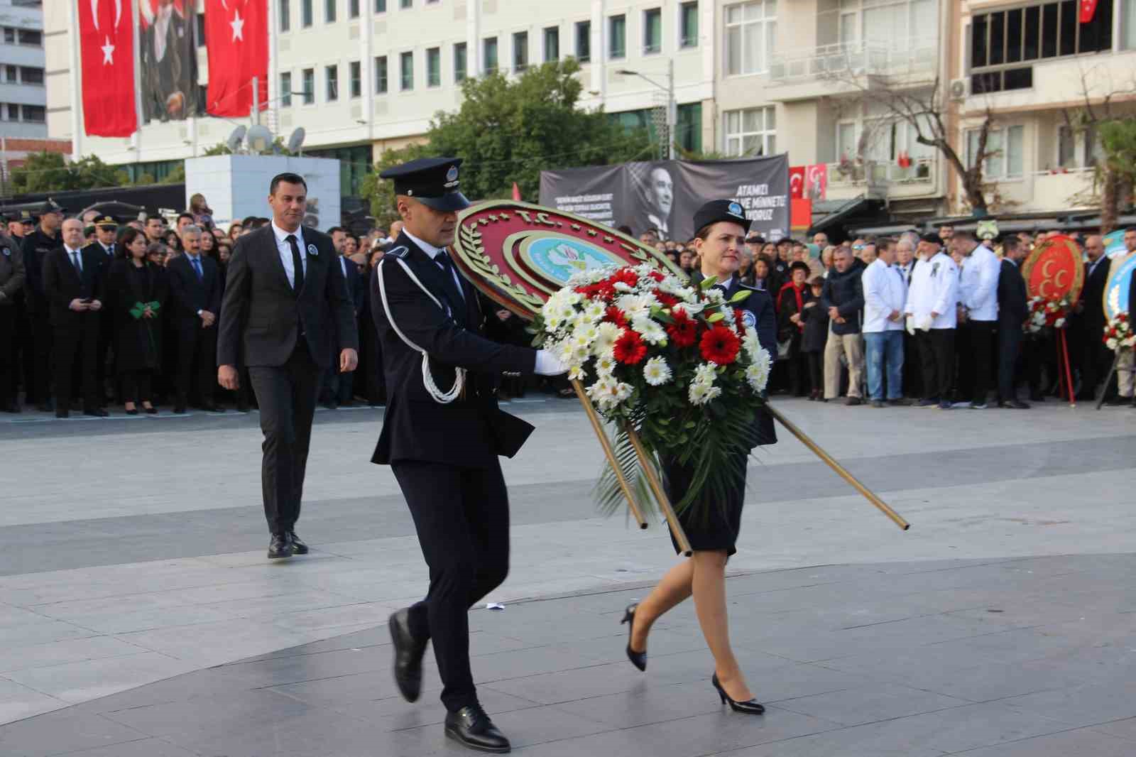 Manisalılar 7’den 70’e Atatürk’ü andı
