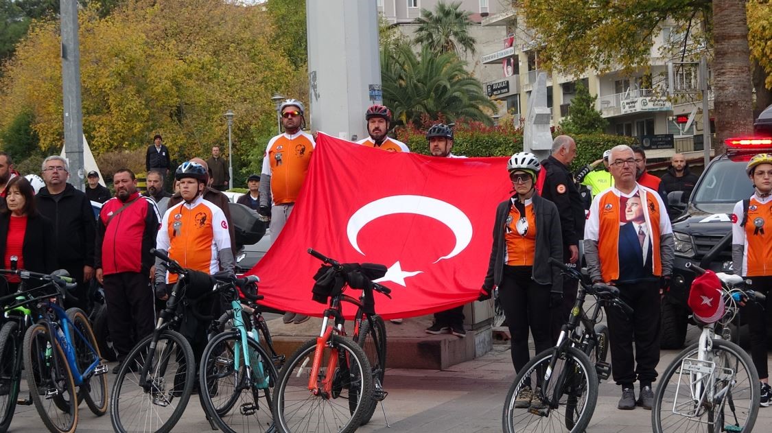 Denizli’de saat 09.05’i gösterdiğinde hayat durdu
