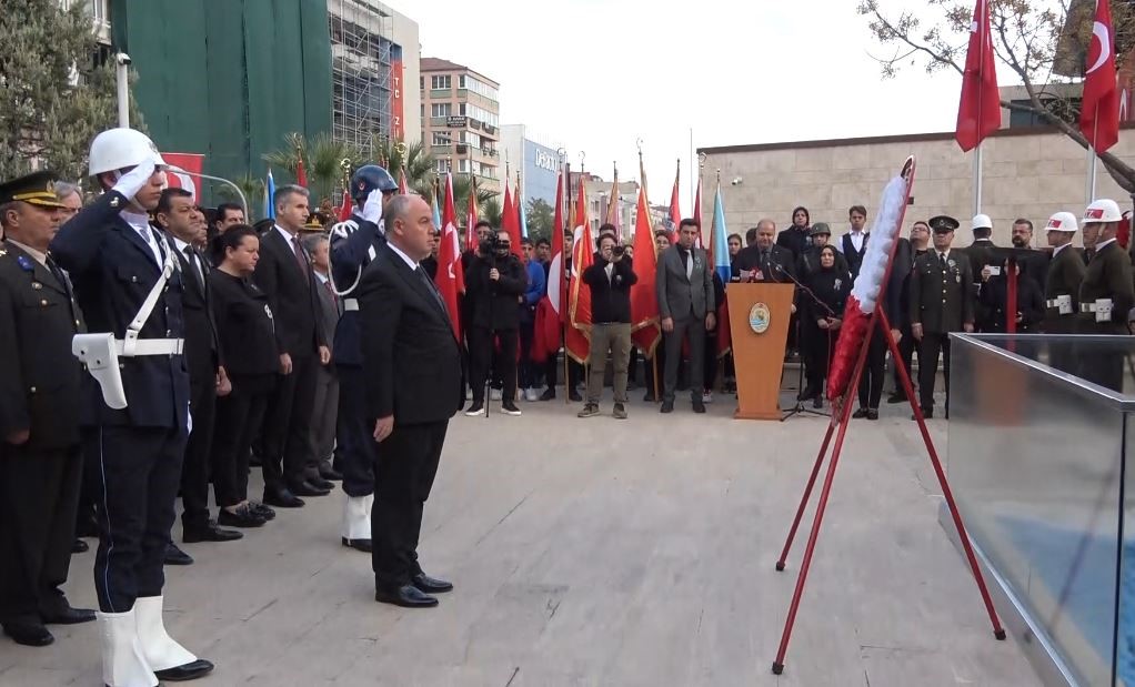 Denizli’de saat 09.05’i gösterdiğinde hayat durdu
