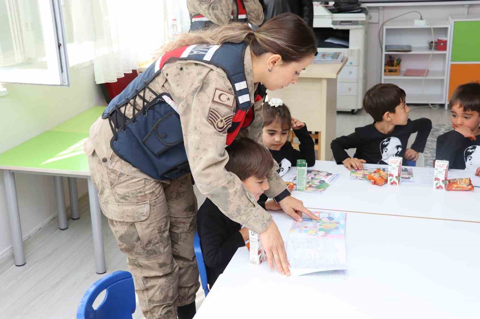 Bingöl’de jandarma, minik öğrencilerle Atatürk’ü andı
