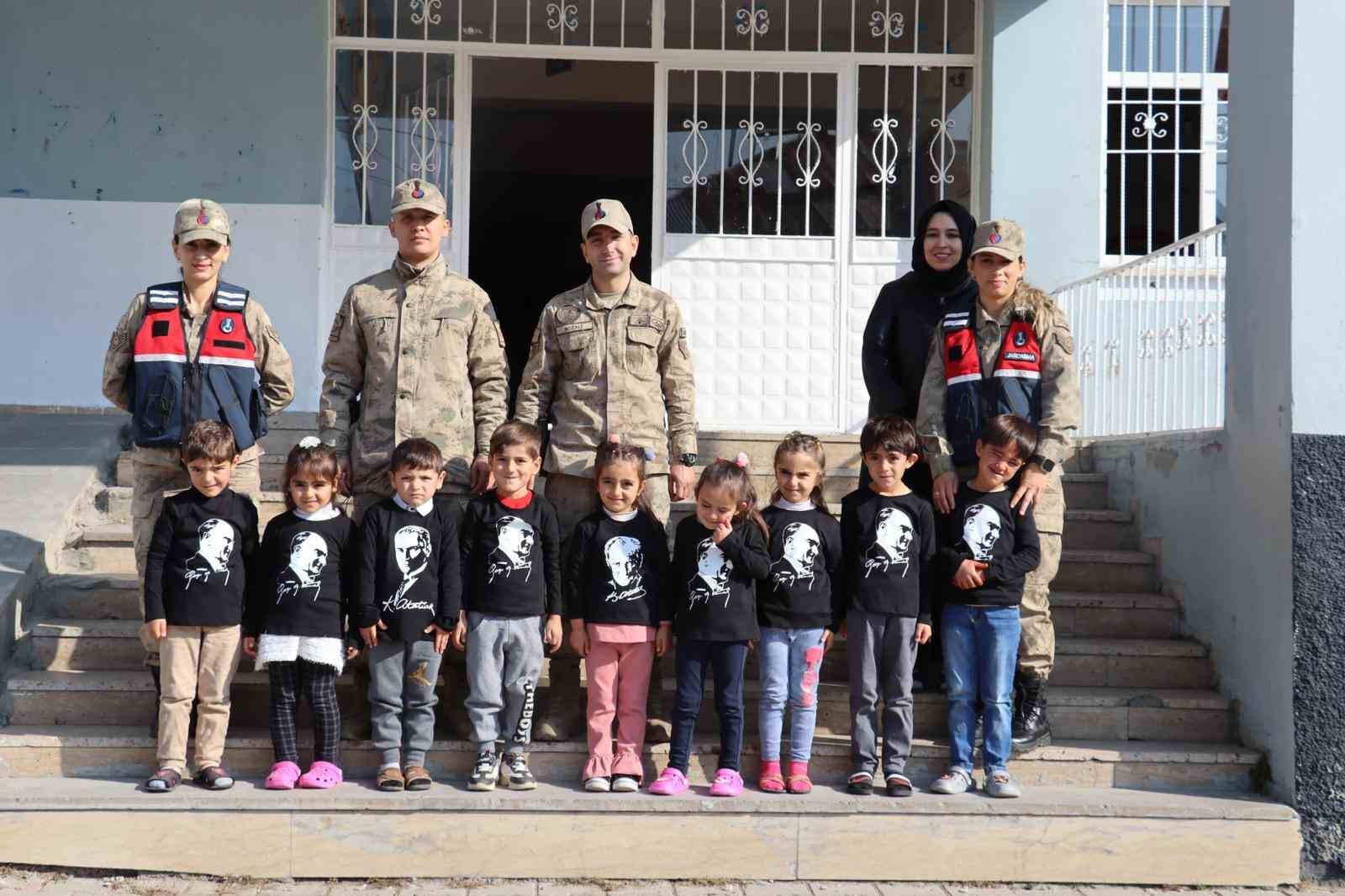 Bingöl’de jandarma, minik öğrencilerle Atatürk’ü andı
