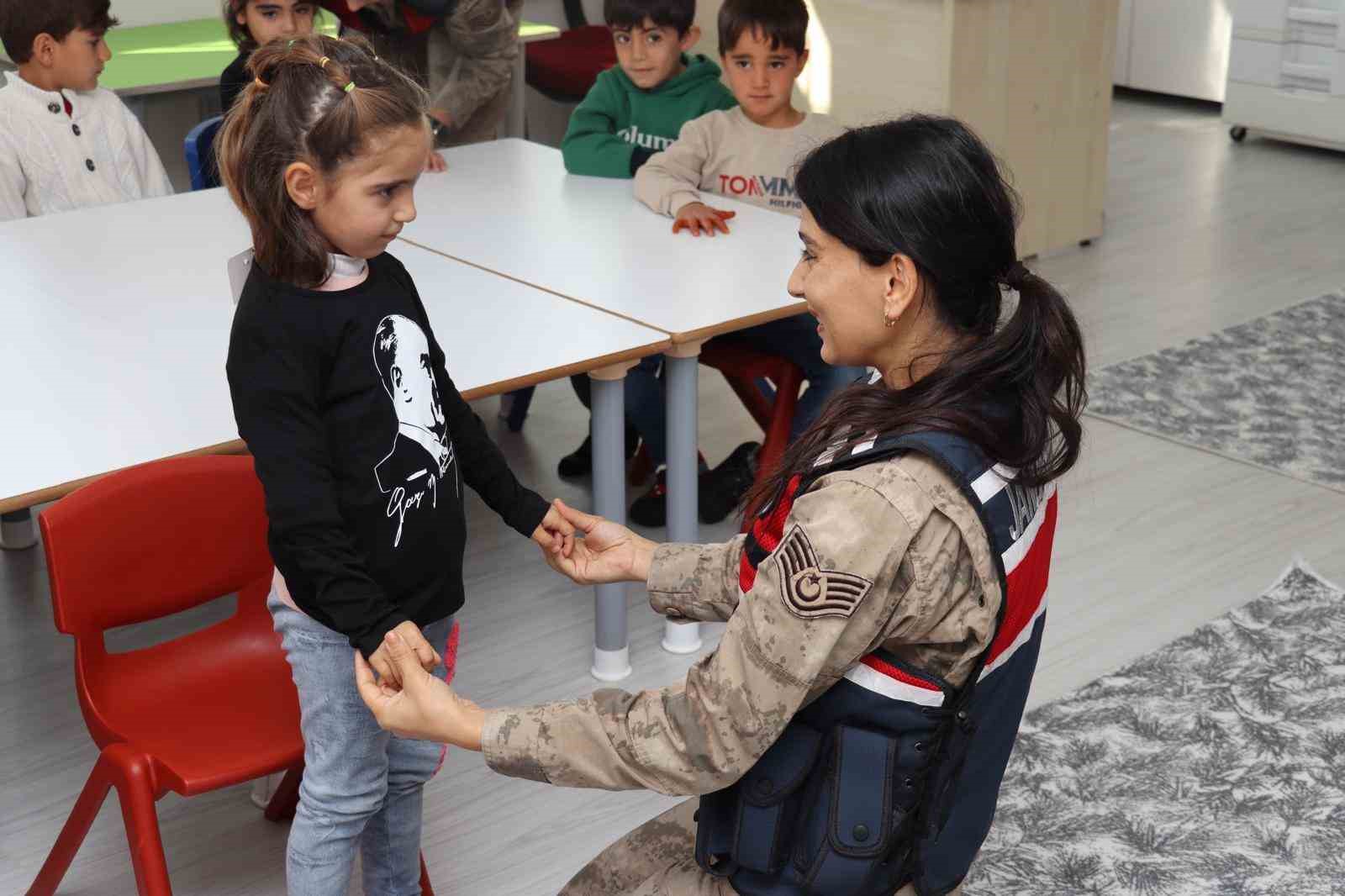 Bingöl’de jandarma, minik öğrencilerle Atatürk’ü andı
