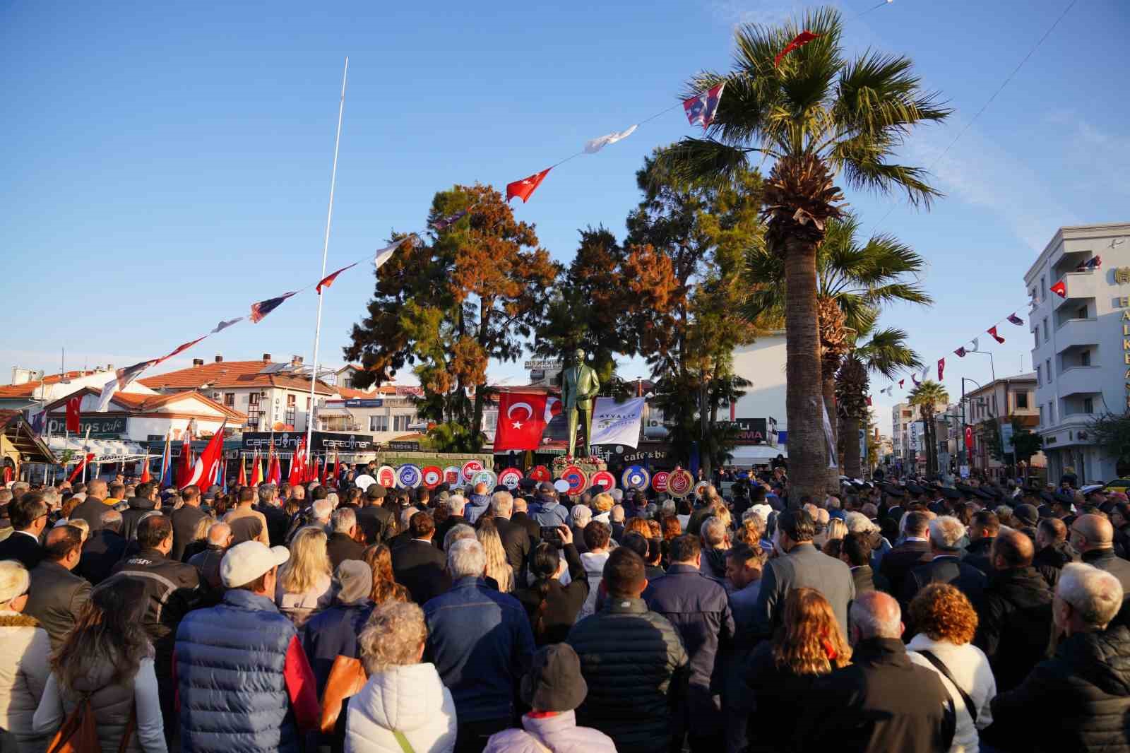 Ayvalık’ta Atatürk hüzünle anıldı
