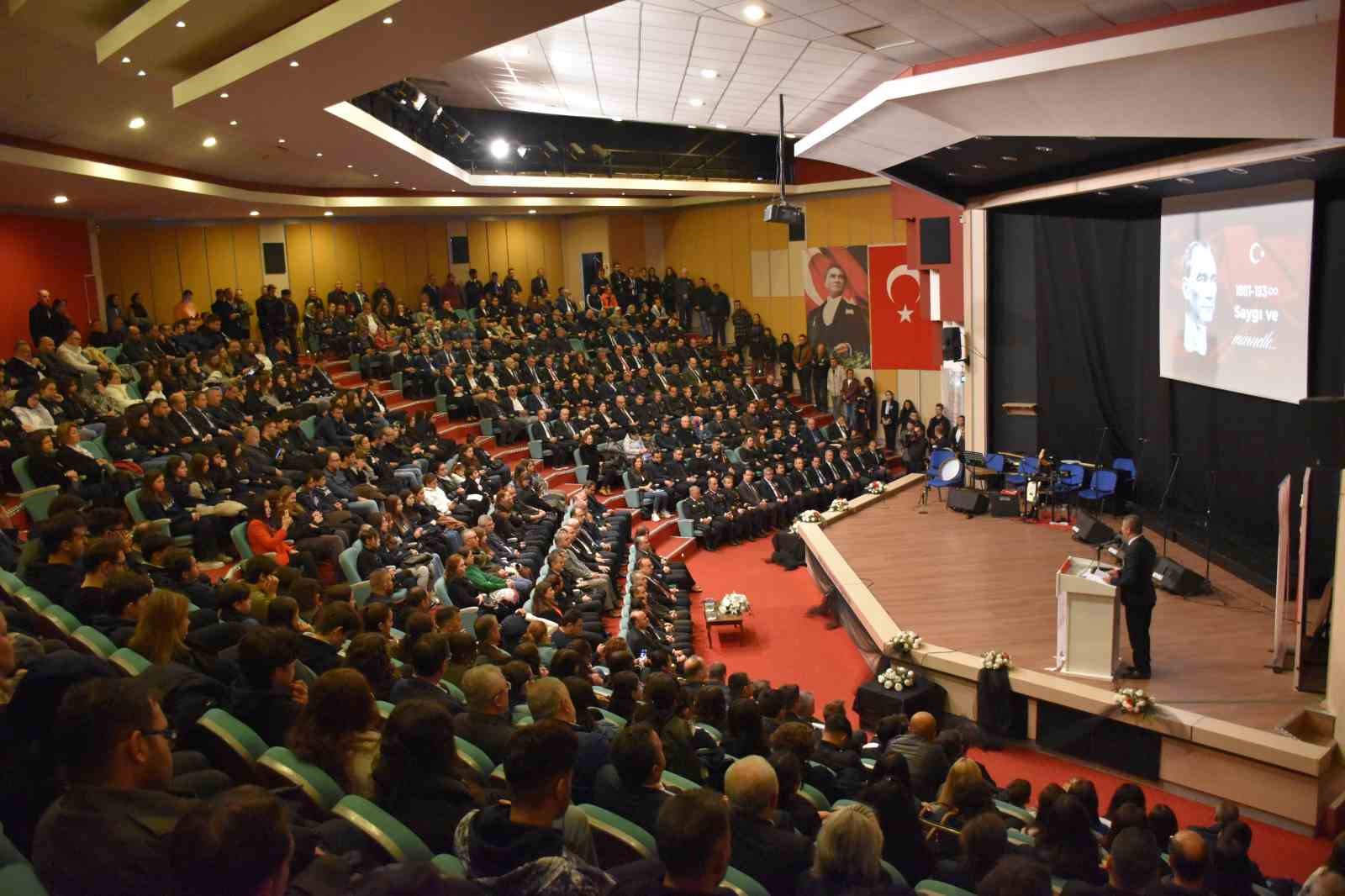 Öğrencilerin ‘Atatürk Oratoryosu’ ayakta alkışlandı
