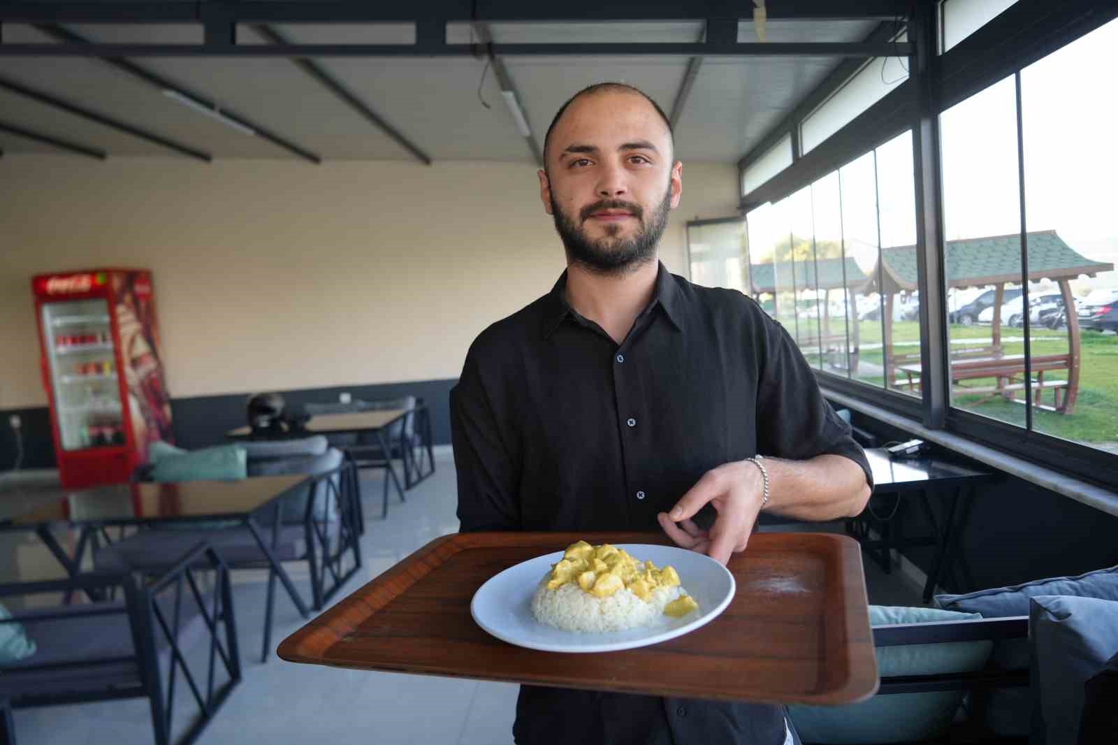 Pilav yaparak hem okuyor hem geçimini sağlıyor
