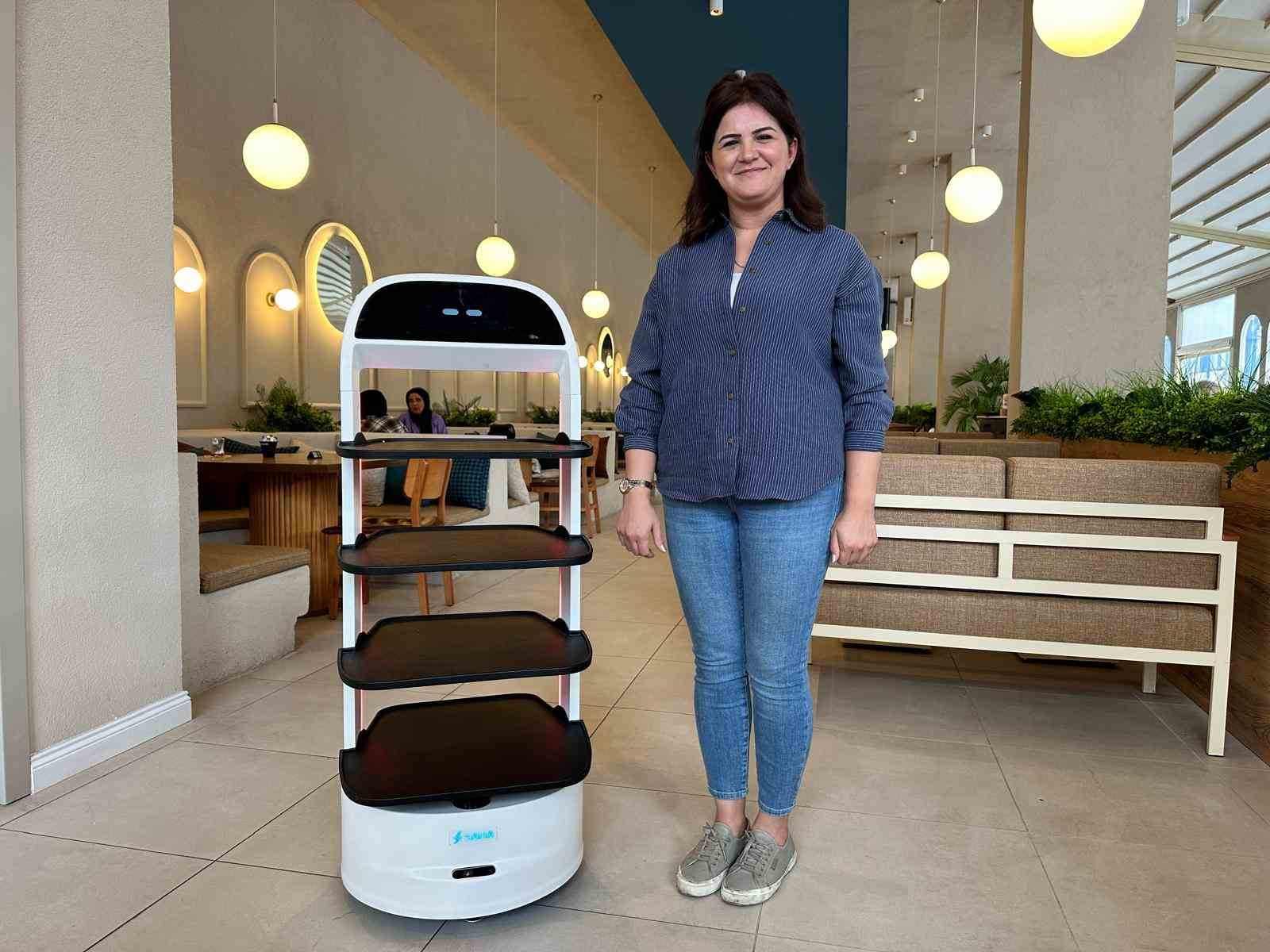 Bu kafede servislere robot yardımcı oluyor
