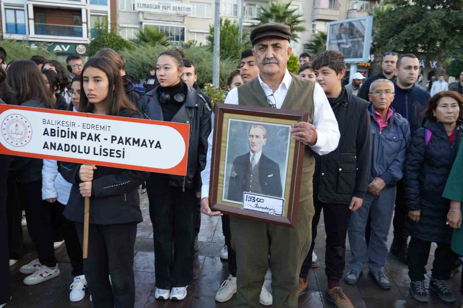 Atatürk Edremit’te özlemle anıldı
