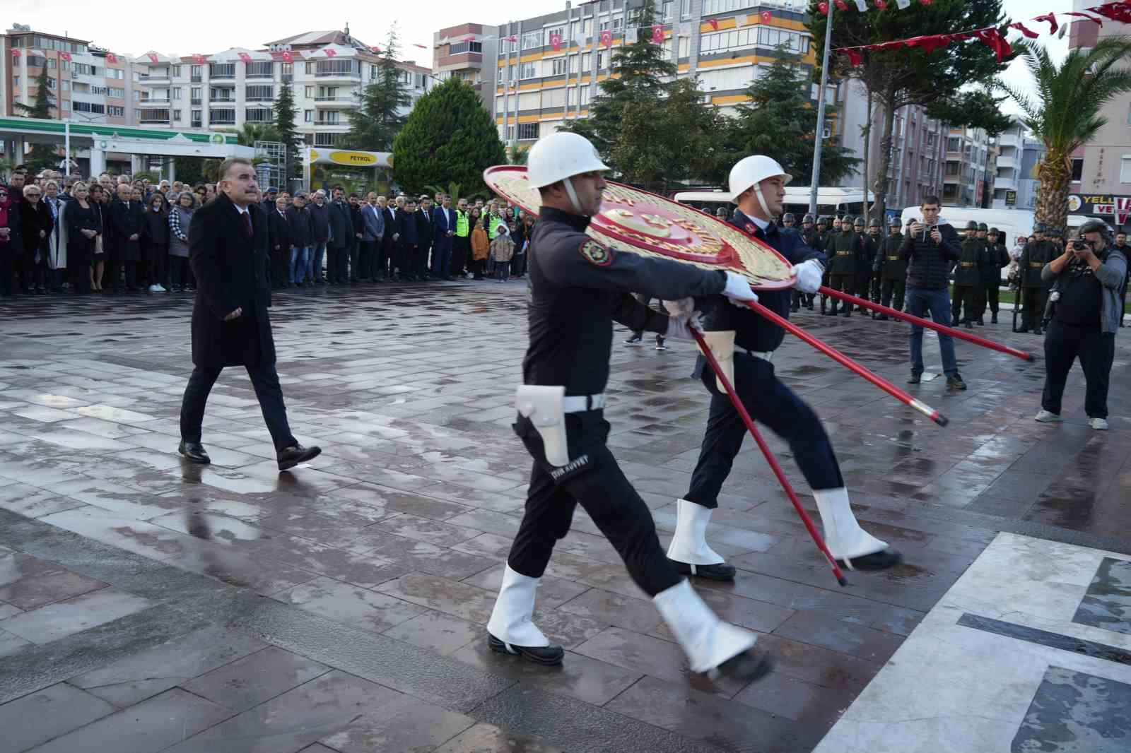 Atatürk Edremit’te özlemle anıldı
