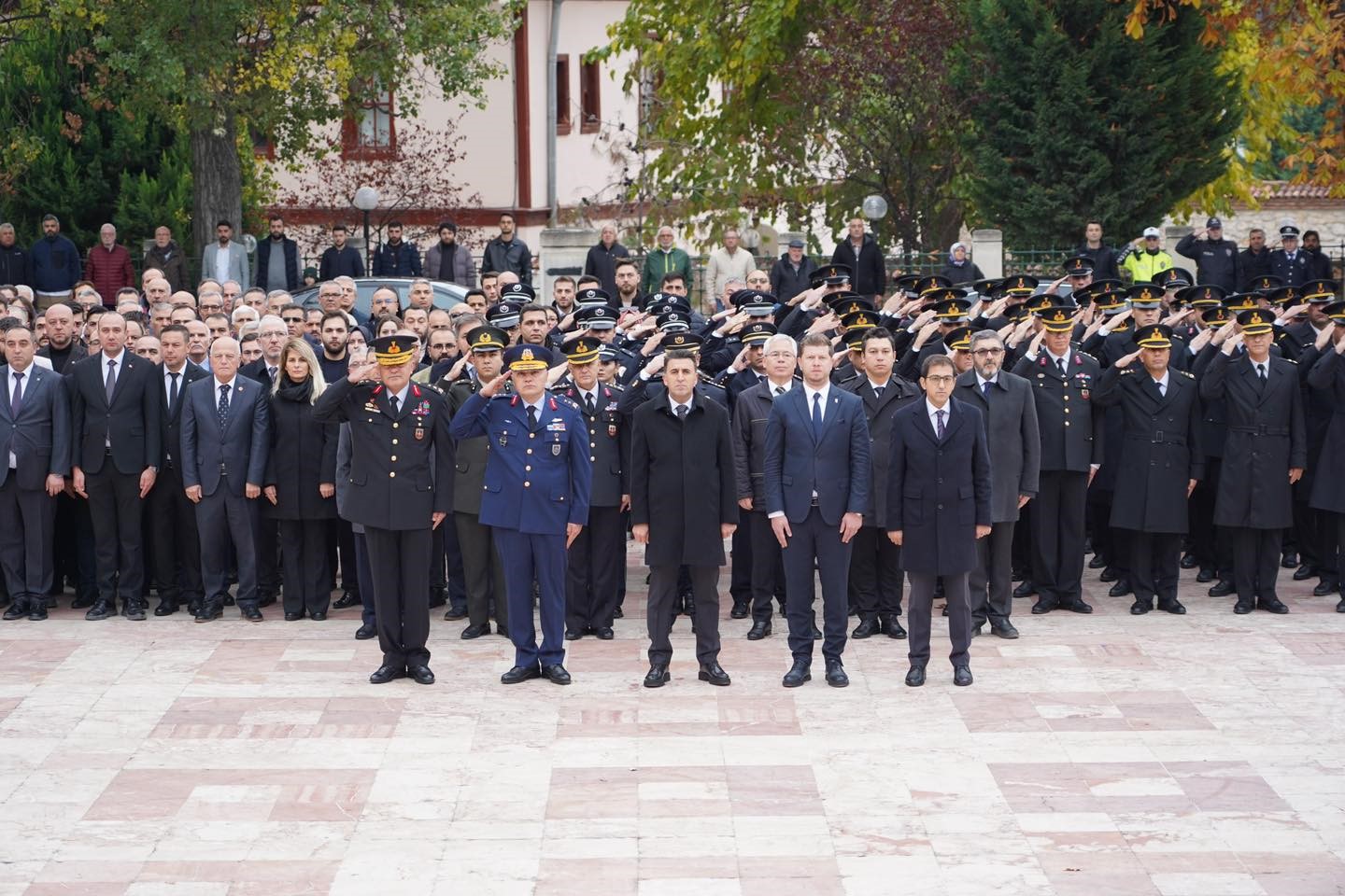 Lise öğrencilerin ‘Kalbimizdesin’ koreografisi ayakta alkışlandı
