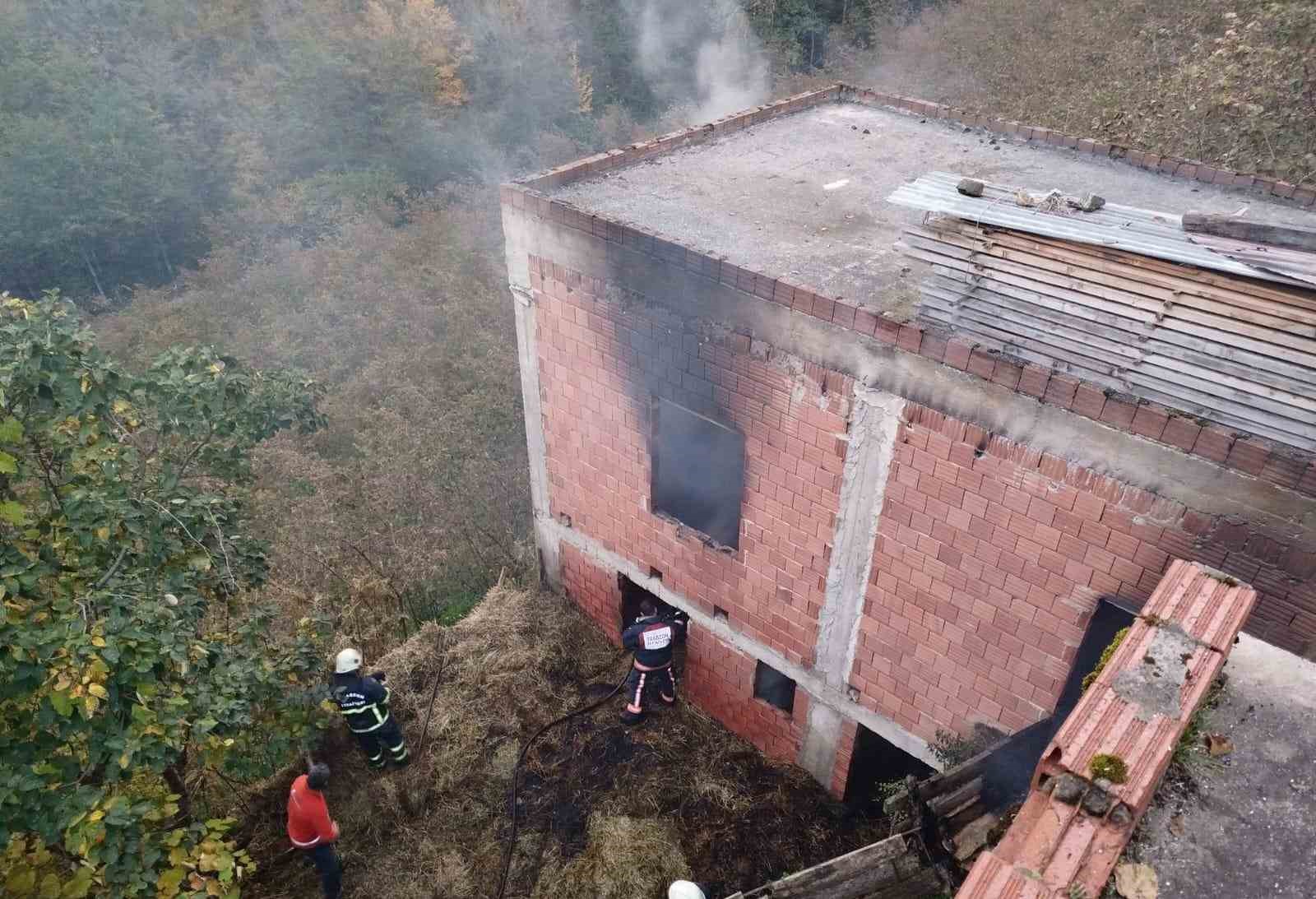 Trabzon’da 3 ev yanarak kullanılamaz hale geldi
