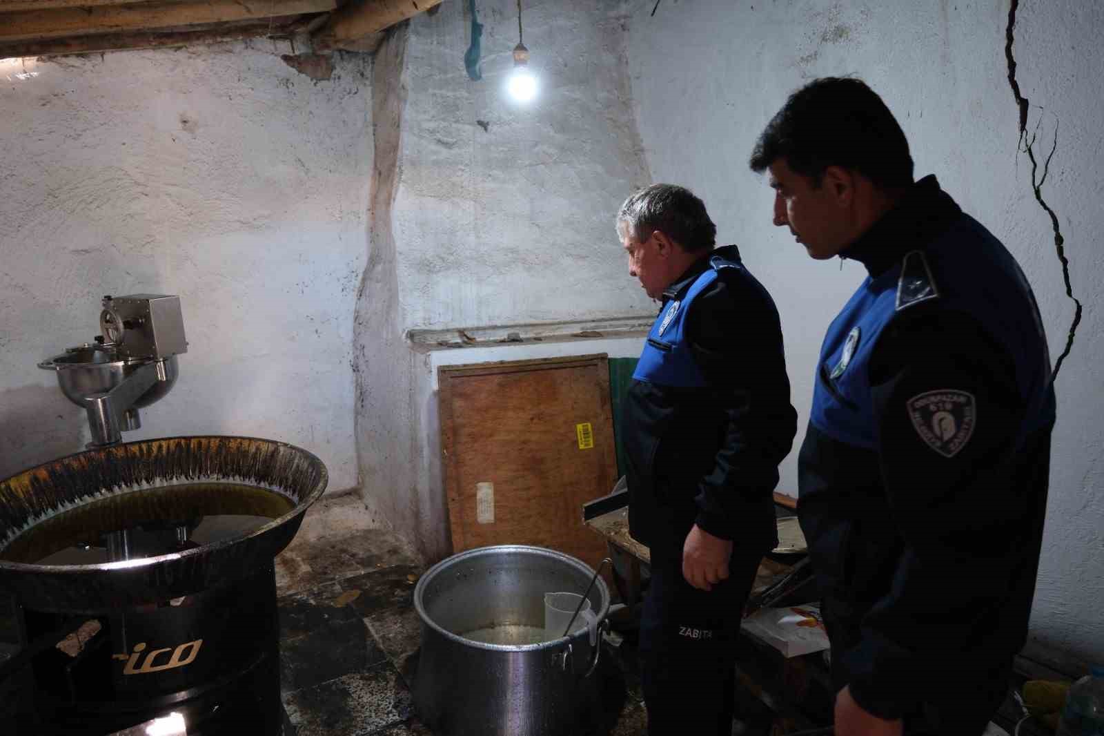 Zabıta ekiplerinden tatlı üretilen merdiven altı depoya baskın
