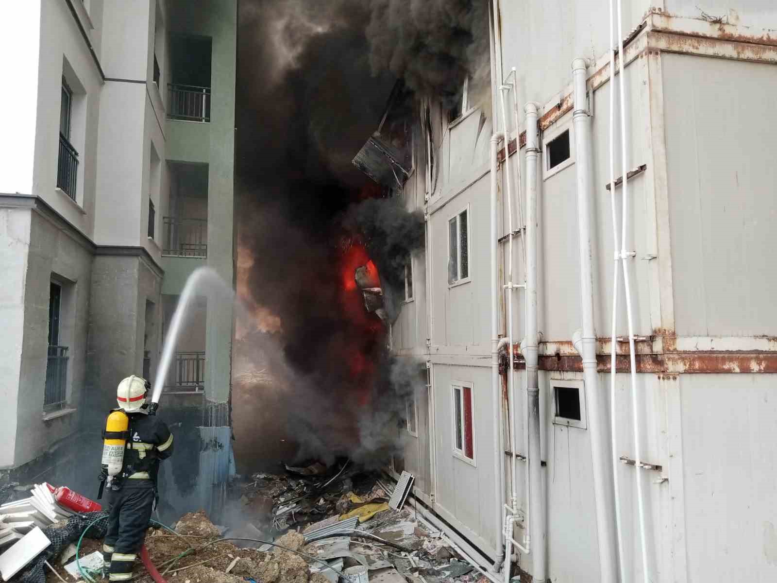 İşçilerin kaldığı konteyner yatakhane alevlere teslim oldu
