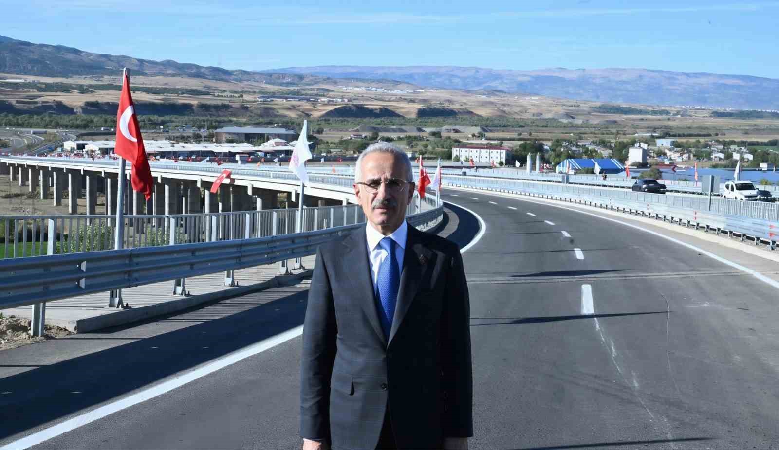 Ulaştırma ve Altyapı Bakanı Abdulkadir Uraloğlu: “2024 yılı ekim ayı itibariyle toplam 177 kilometre motorcu dostu bariyer montajını tamamladık”
