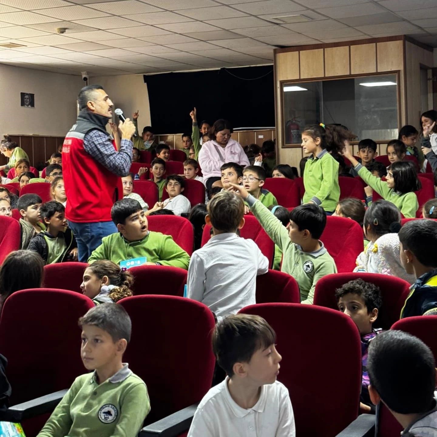 Kuşadası’nda öğrencilere su verimliliğinin önemi anlatıldı
