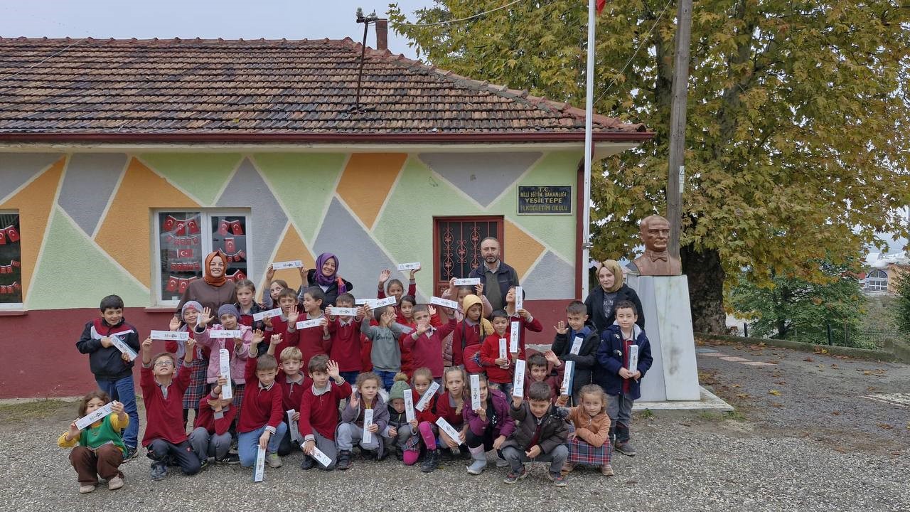 ‘Bir Hikaye Bin Neşe’ çocukların yüzünde tebessüm oluyor
