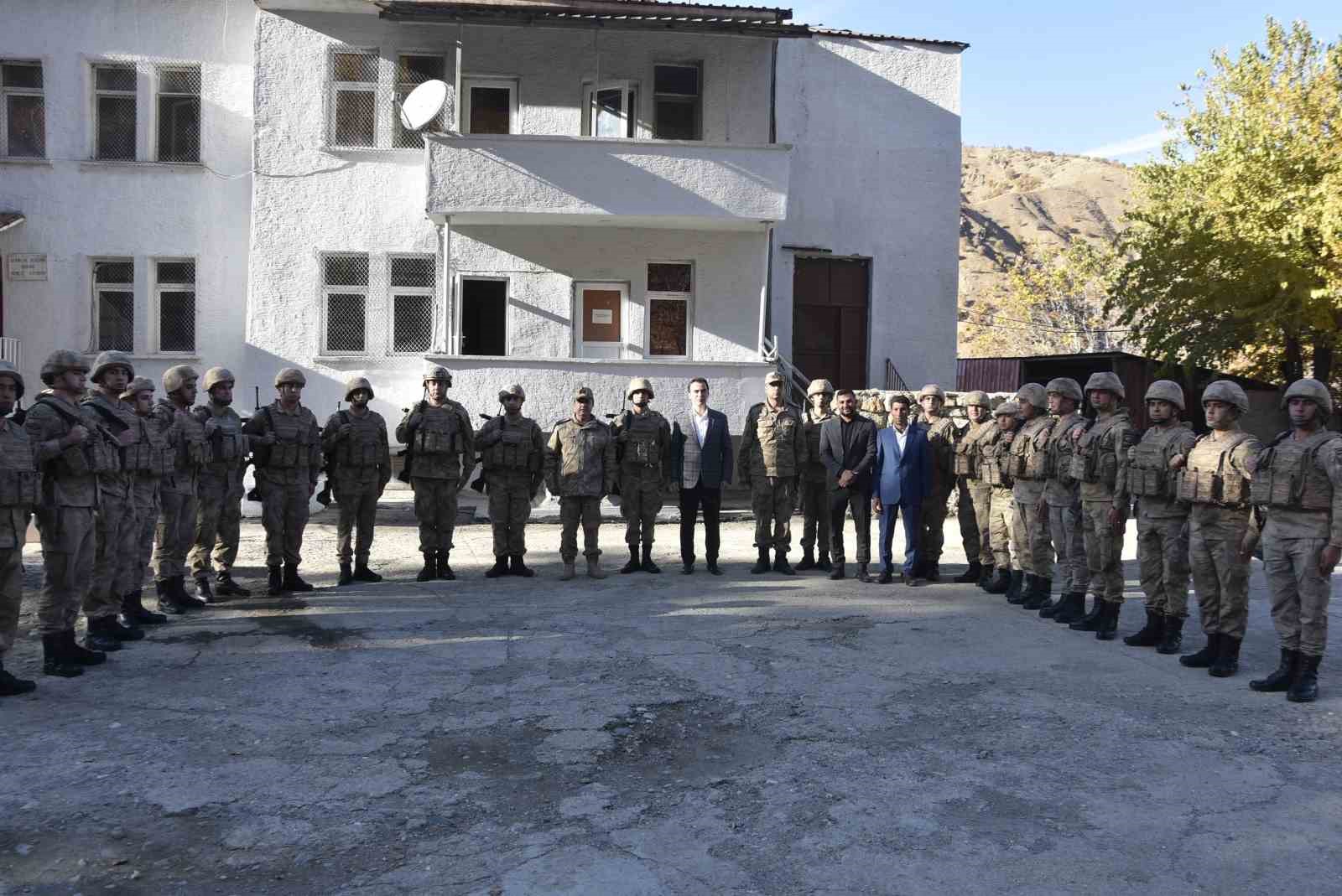 Vali Karakaya yolları yapılan köylerde incelemelerde bulundu
