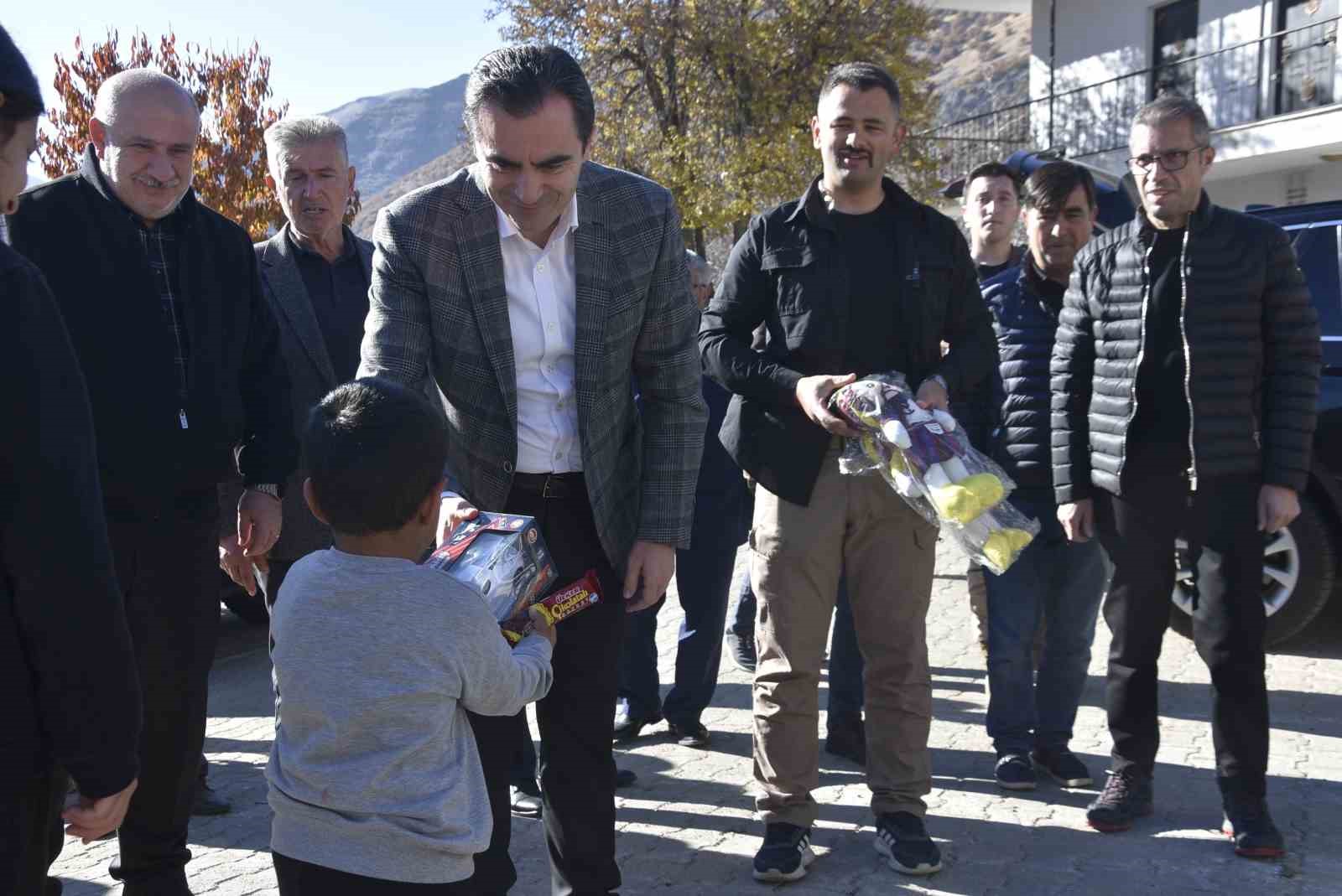 Vali Karakaya yolları yapılan köylerde incelemelerde bulundu
