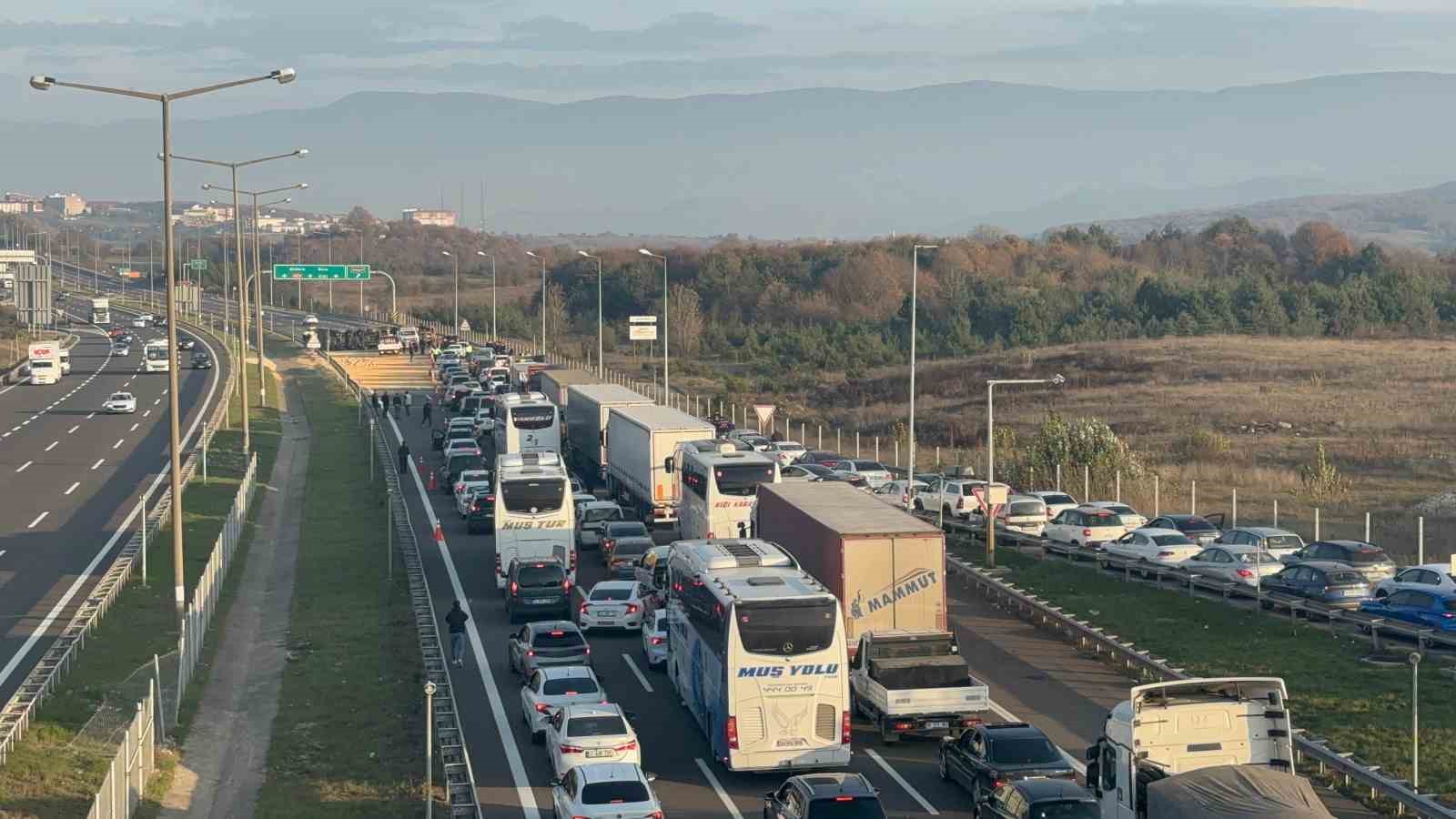 TEM’de tır devrildi: Ankara istikameti ulaşıma kapandı
