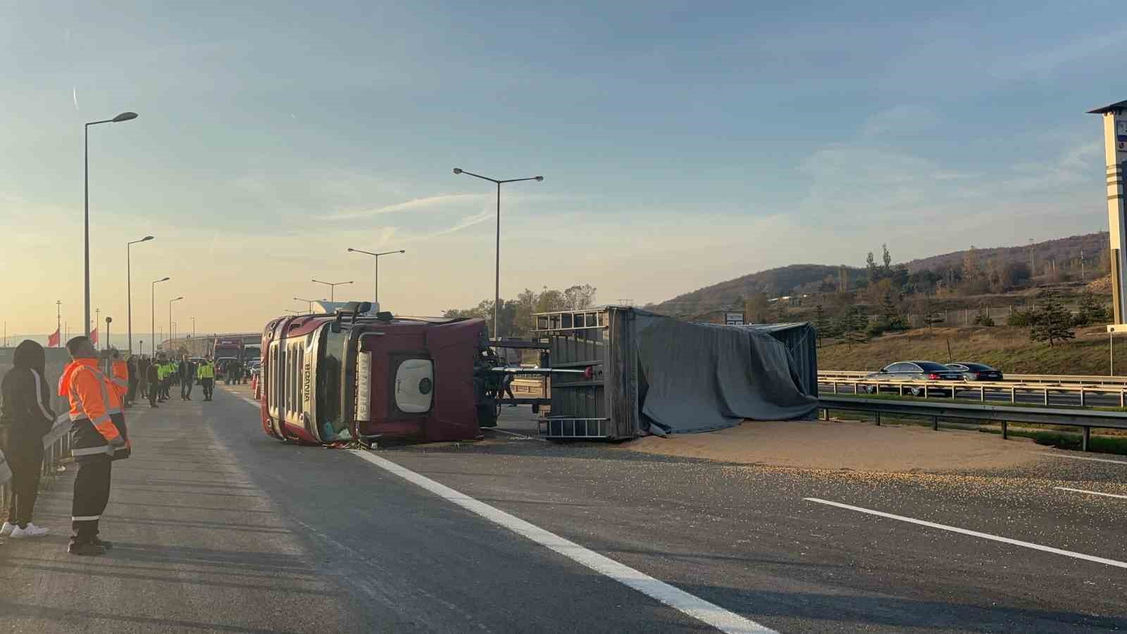 TEM’de tır devrildi: Ankara istikameti ulaşıma kapandı
