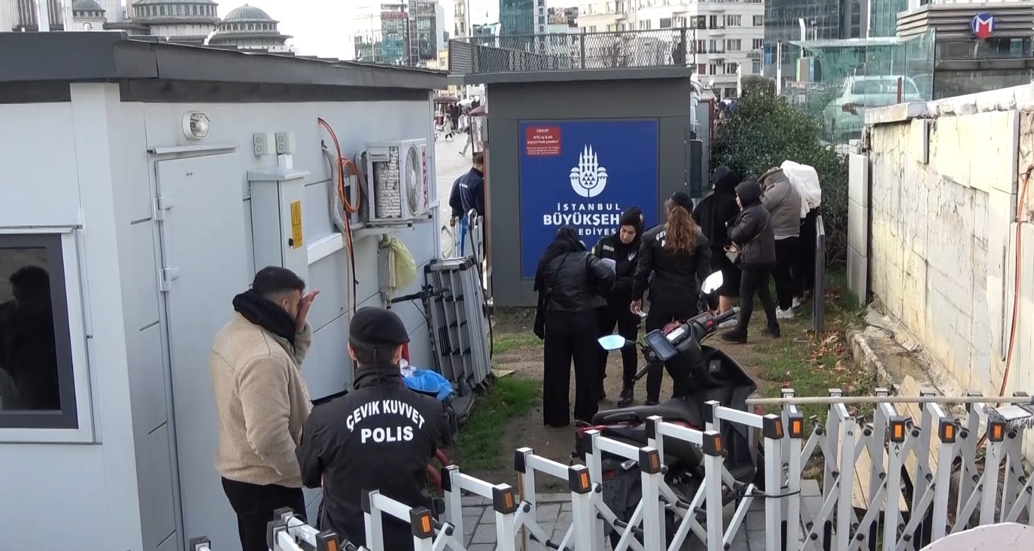 Taksim’ de Türk bayrağı dağıtıp, sözde bağış toplayan 6 kadına para cezası
