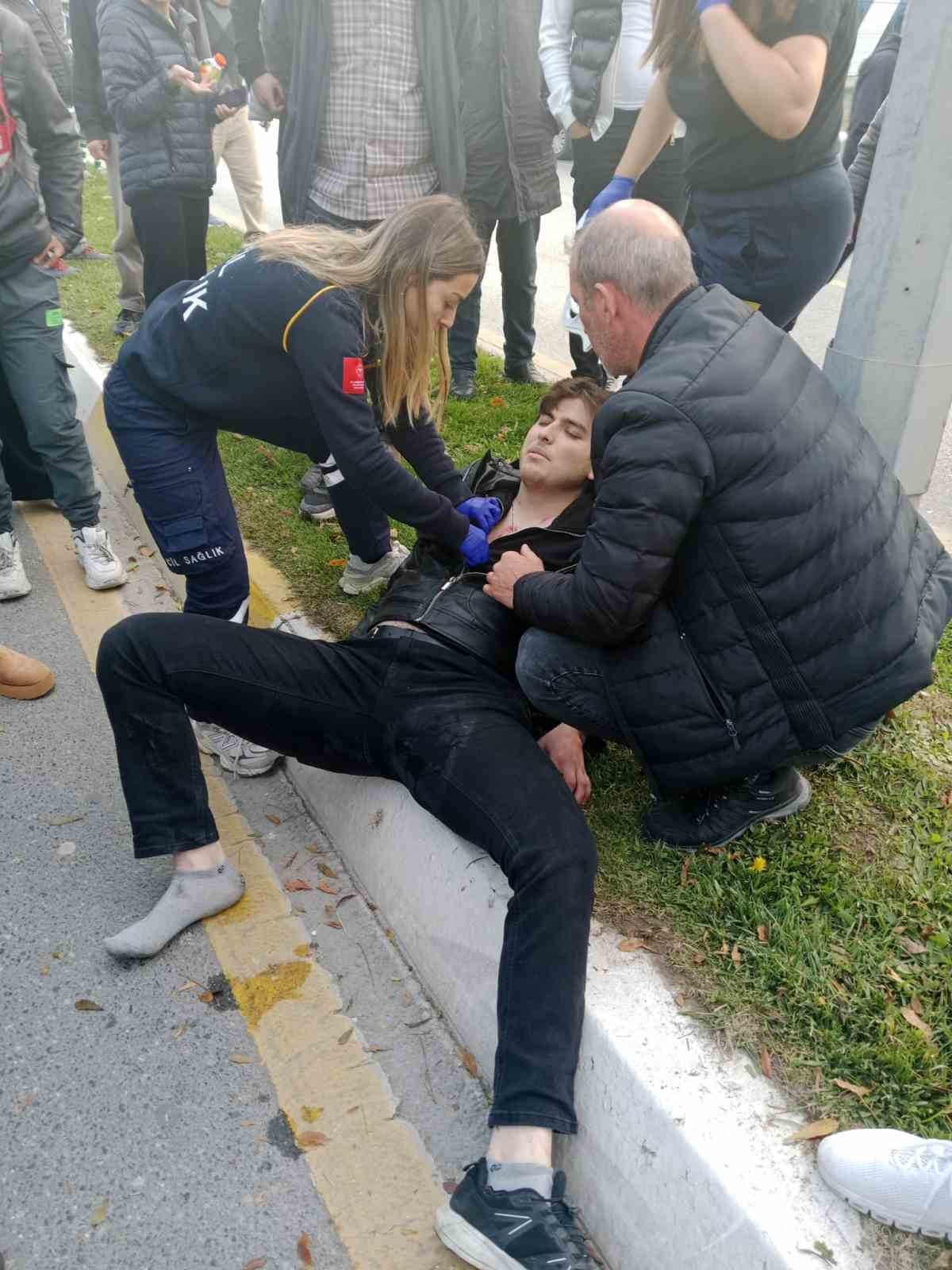 Sakarya’da motosiklet refüje çarptı: 1 yaralı
