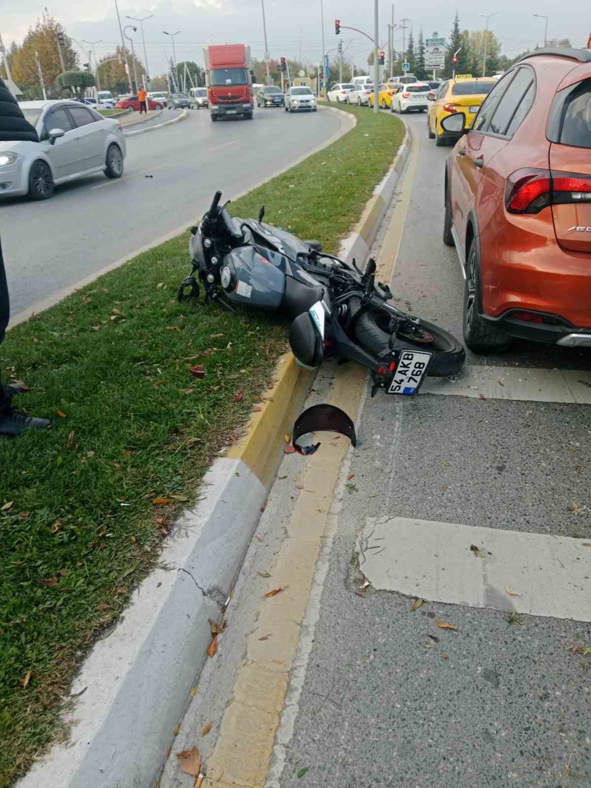 Sakarya’da motosiklet refüje çarptı: 1 yaralı
