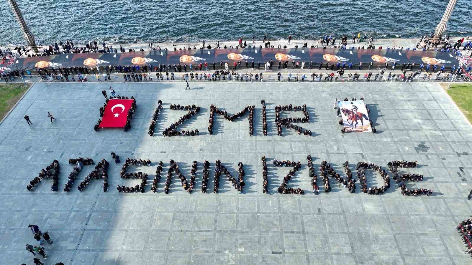 İzmir’de 350 metrelik posterle “Ata’ya Saygı Yürüyüşü” düzenledi
