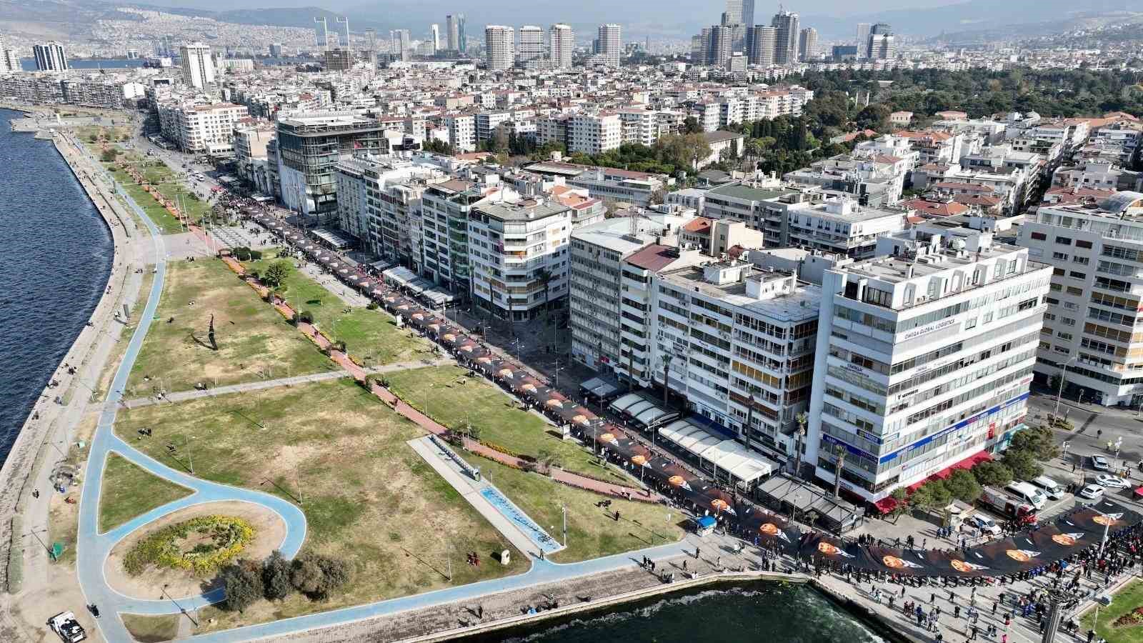 İzmir’de 350 metrelik posterle “Ata’ya Saygı Yürüyüşü” düzenledi
