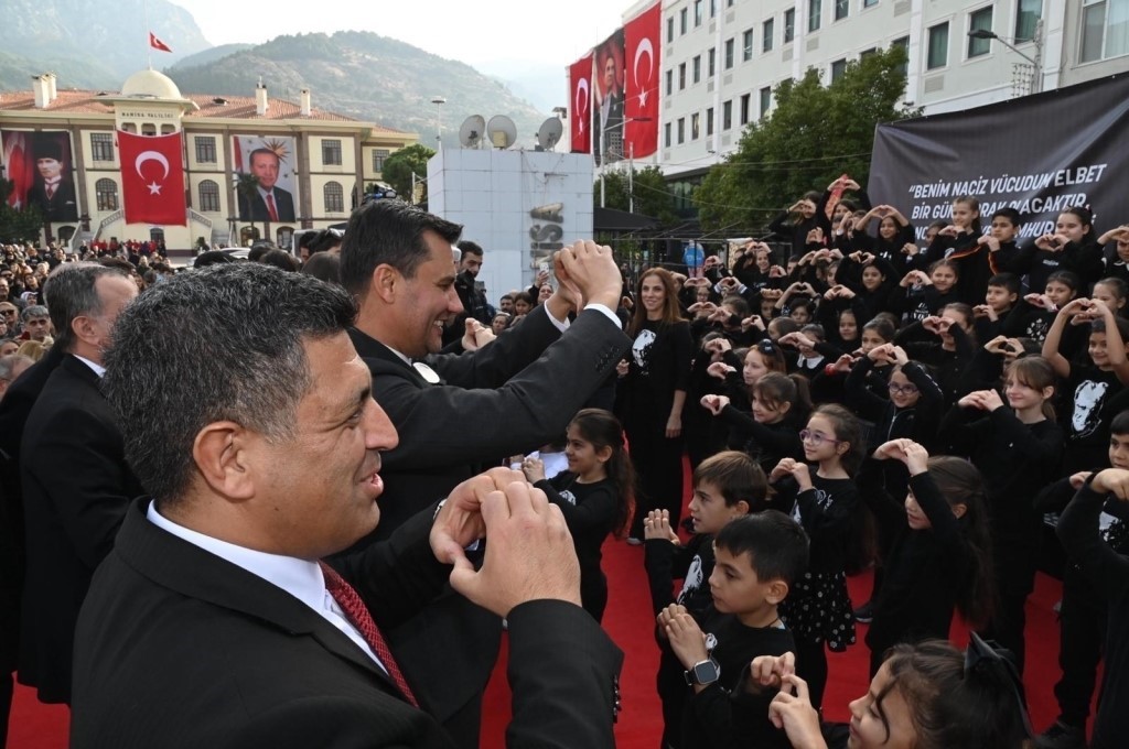 Binlerce Manisalı Atatürk’e saygı için yürüdü
