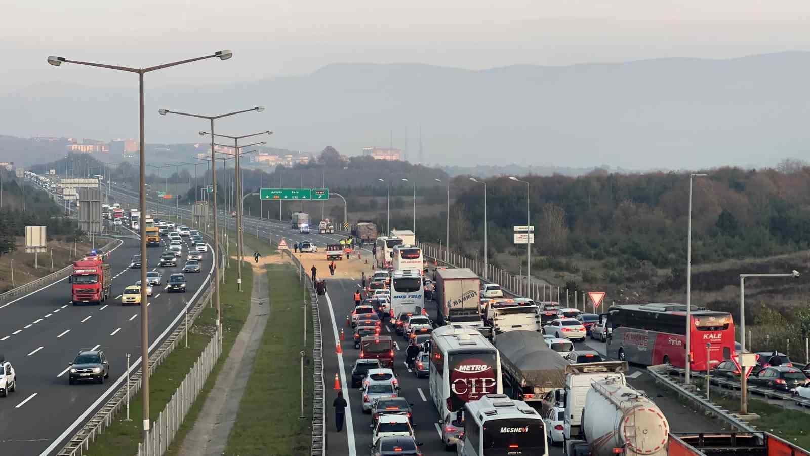 Devrilen tır kaldırıldı, TEM Otoyolu trafiğe açıldı
