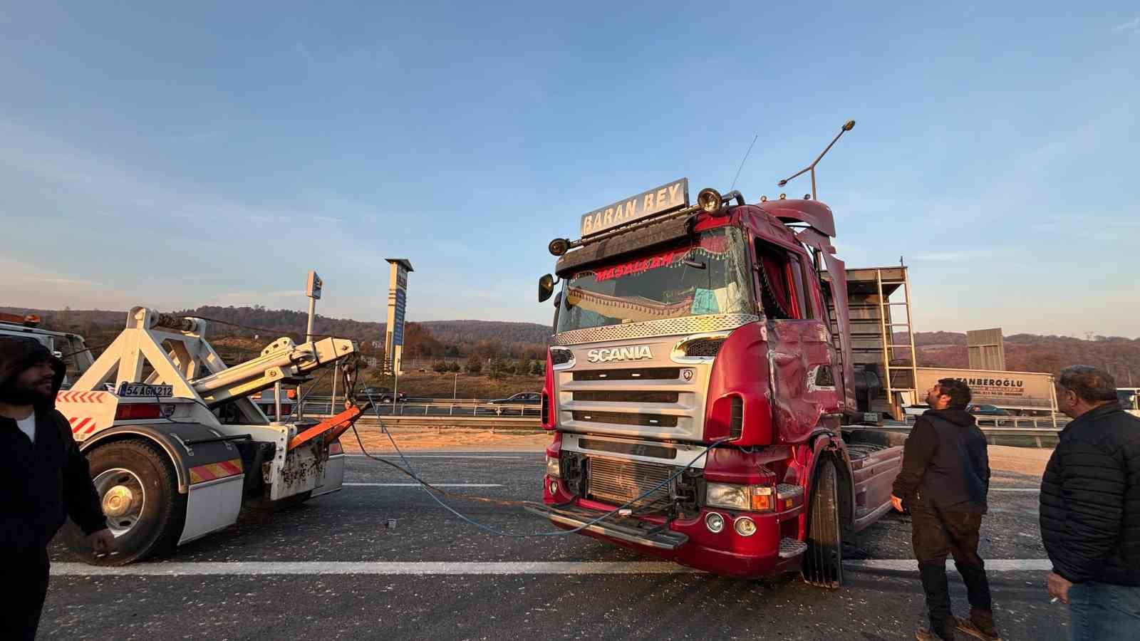 Devrilen tır kaldırıldı, TEM Otoyolu trafiğe açıldı
