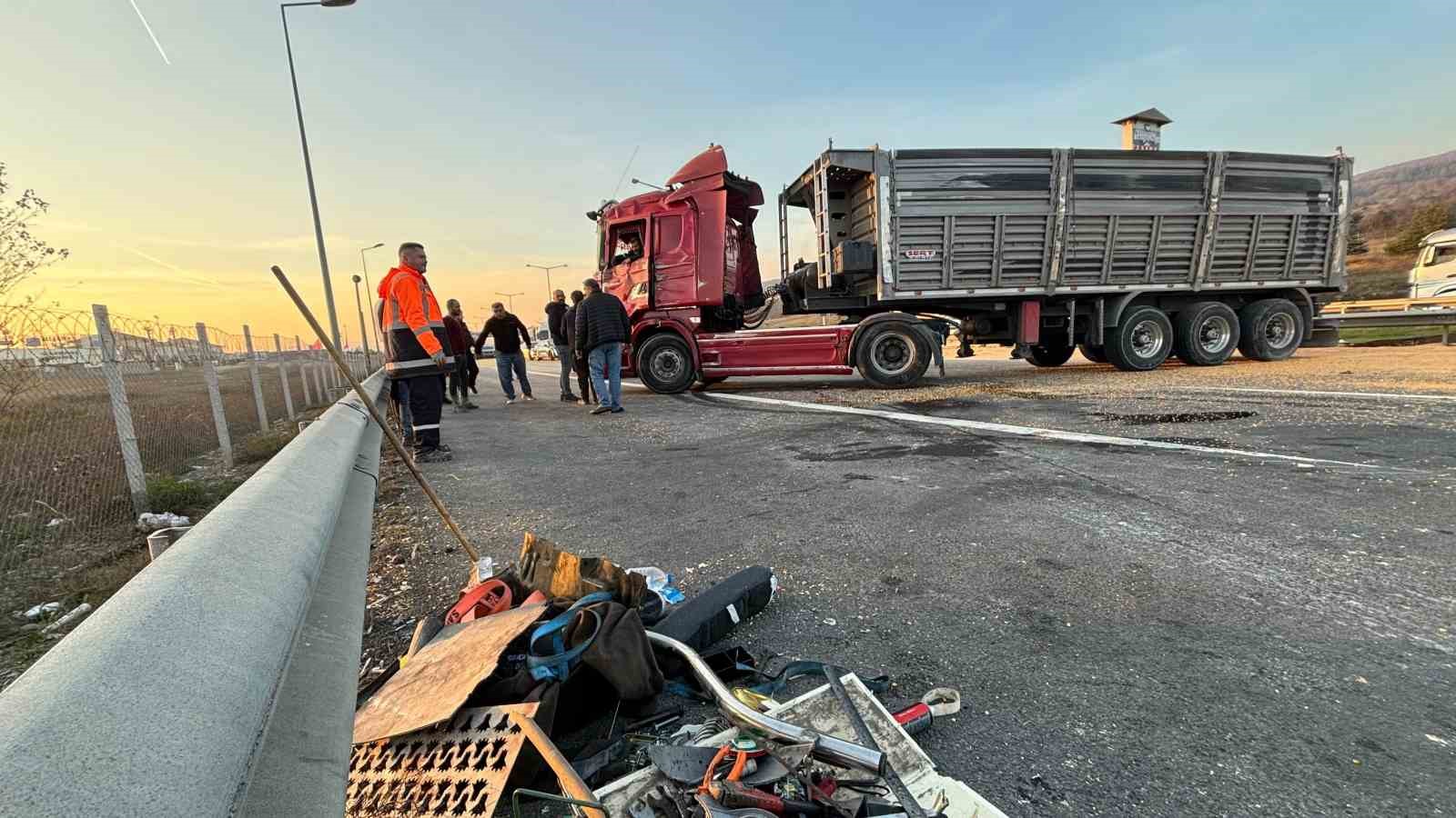 Devrilen tır kaldırıldı, TEM Otoyolu trafiğe açıldı
