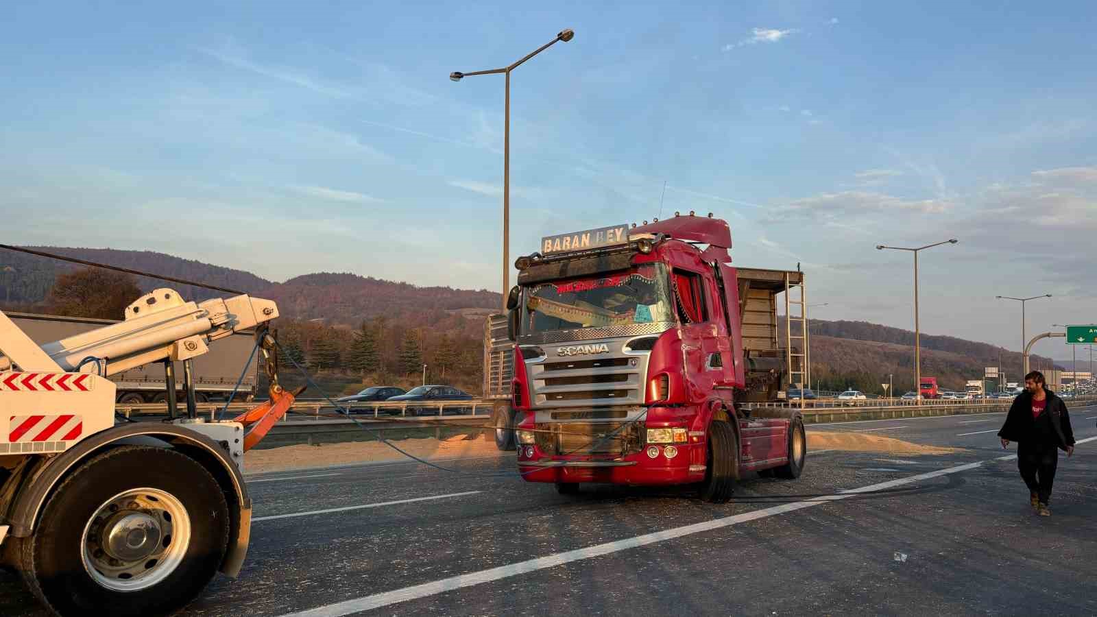 Devrilen tır kaldırıldı, TEM Otoyolu trafiğe açıldı
