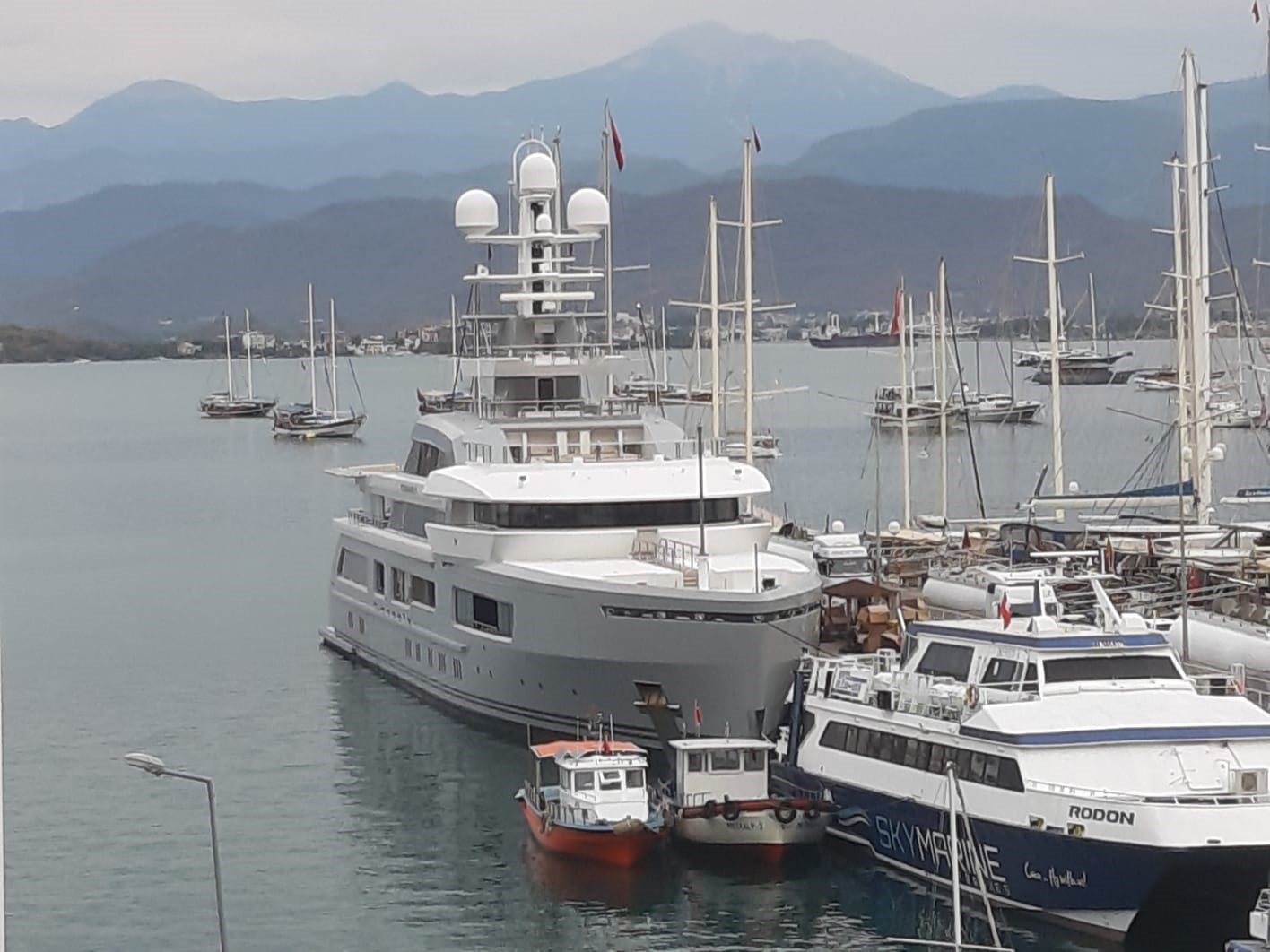 Mega yat ‘Cloudbreak’ Fethiye’de 135 bin litre yakıt aldı
