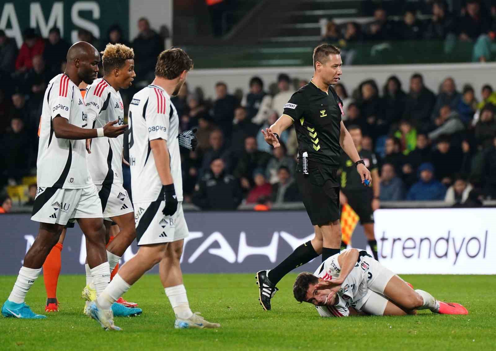 Trendyol Süper Lig: Başakşehir: 0 - Beşiktaş: 0 (İlk yarı)
