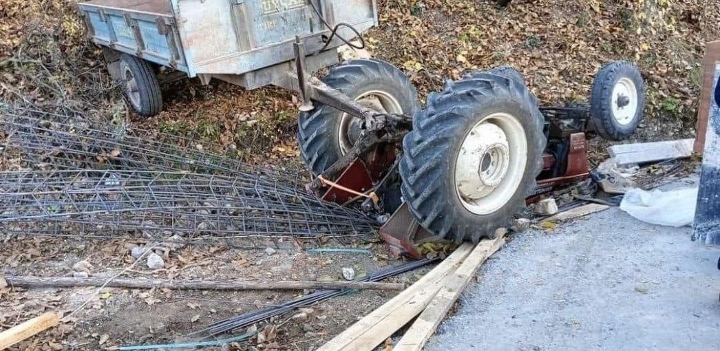 Devrilen traktörün altında kalan genç hayatını kaybetti
