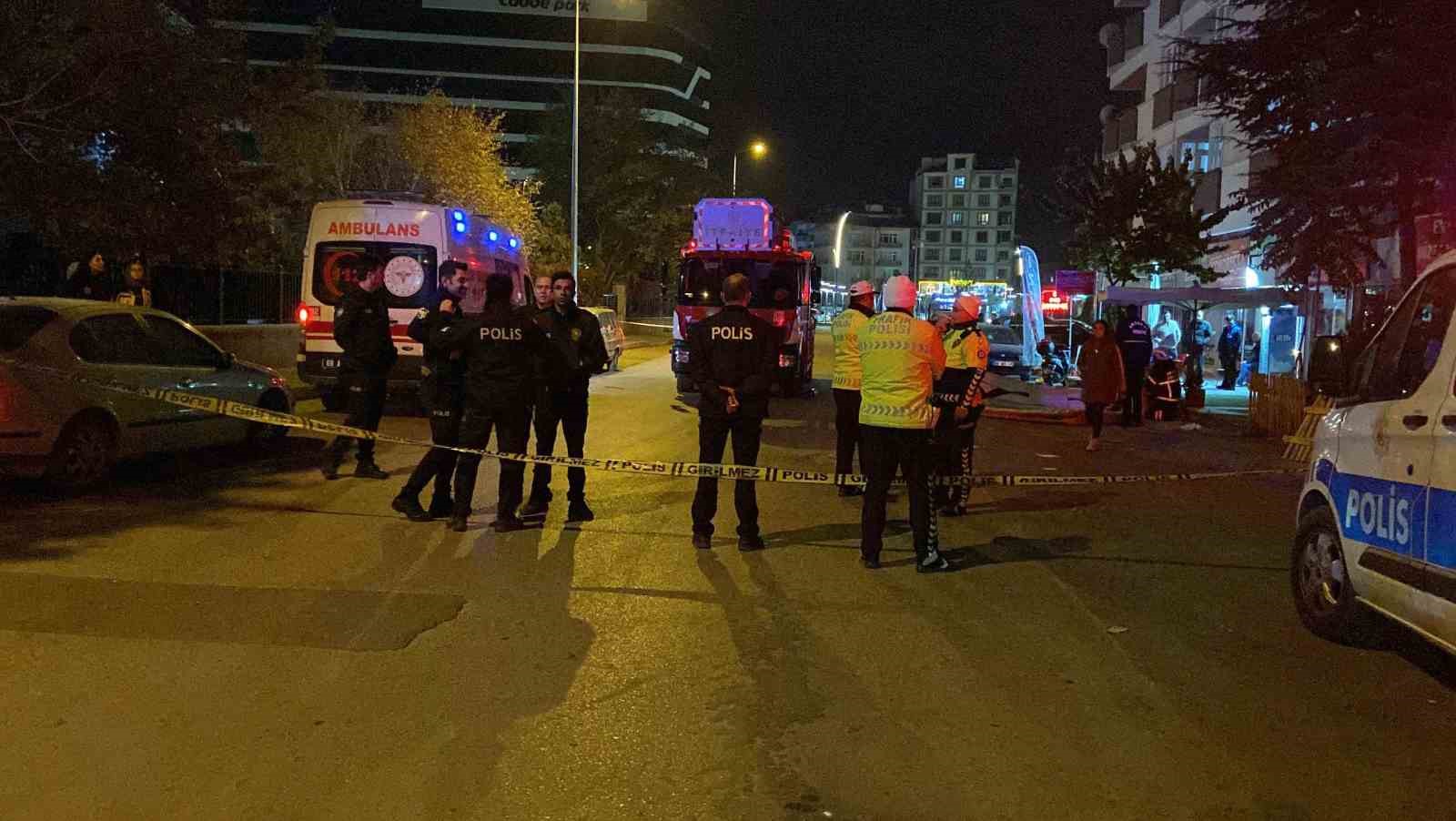 Önce annesine bıçak çekti, sonra kendini odaya kilitledi
