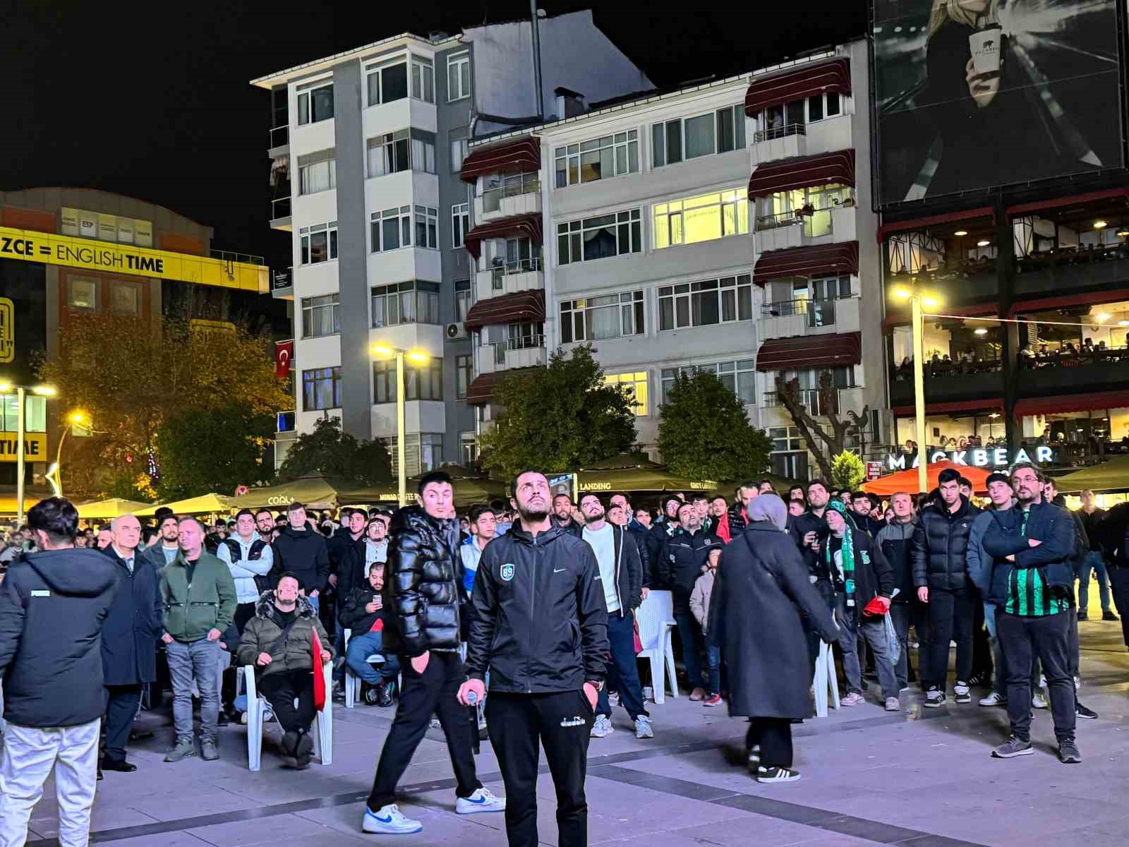 Yasak engel olamadı: Kocaelisporlular dev ekran başında coştu
