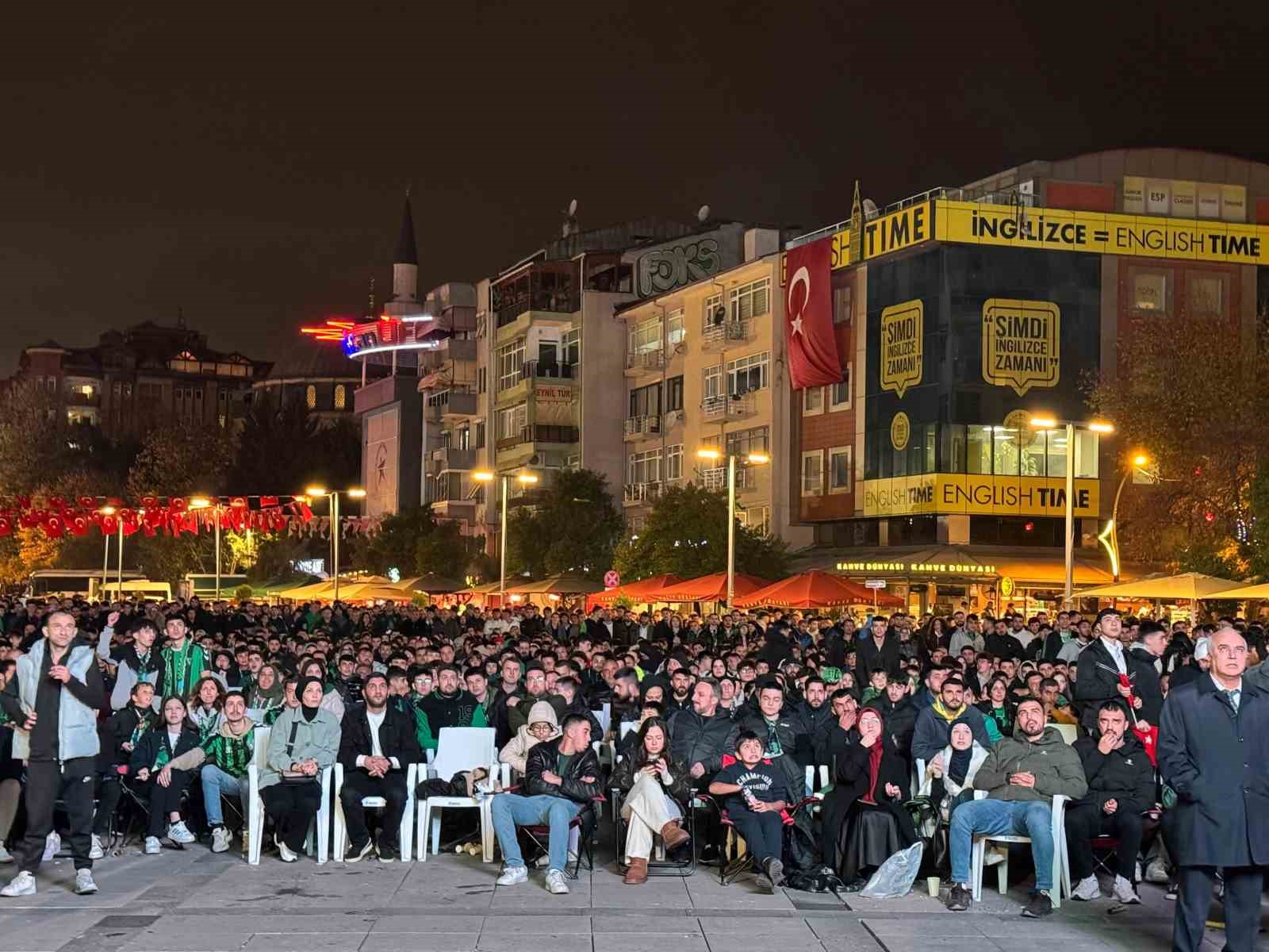 Yasak engel olamadı: Kocaelisporlular dev ekran başında coştu
