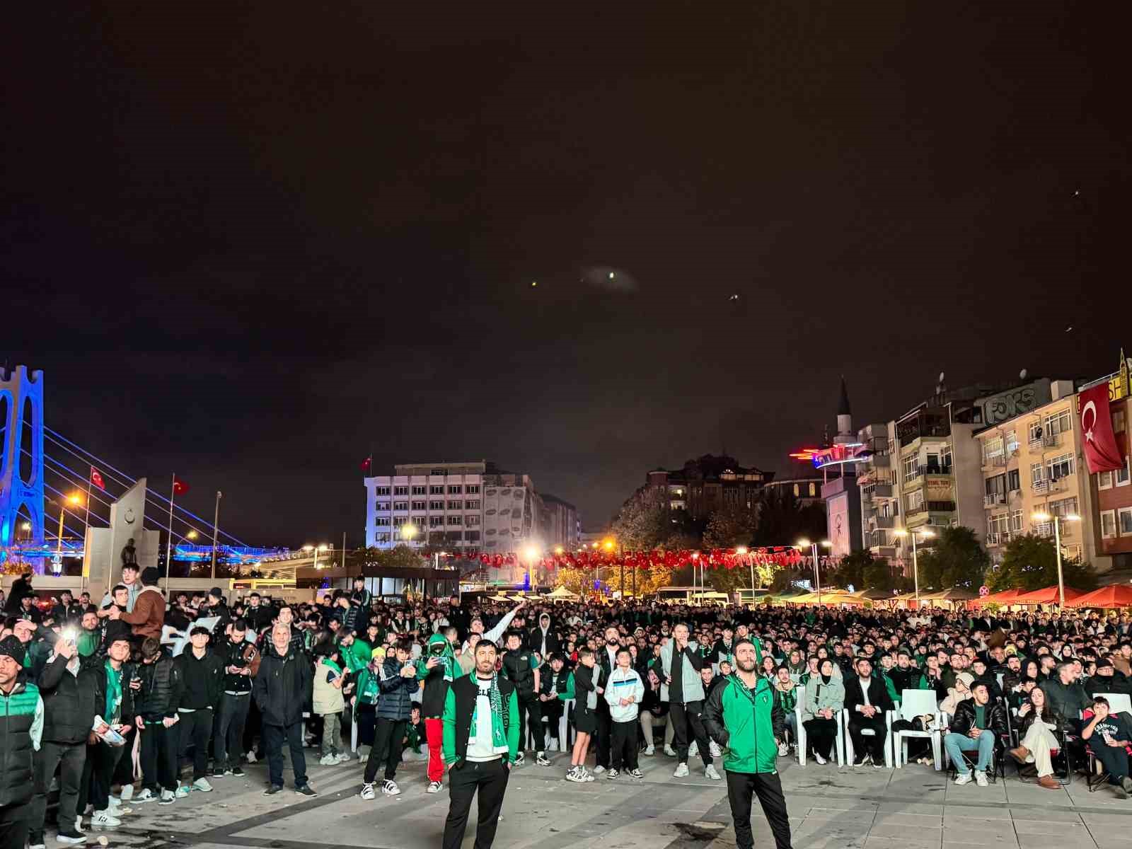 Yasak engel olamadı: Kocaelisporlular dev ekran başında coştu
