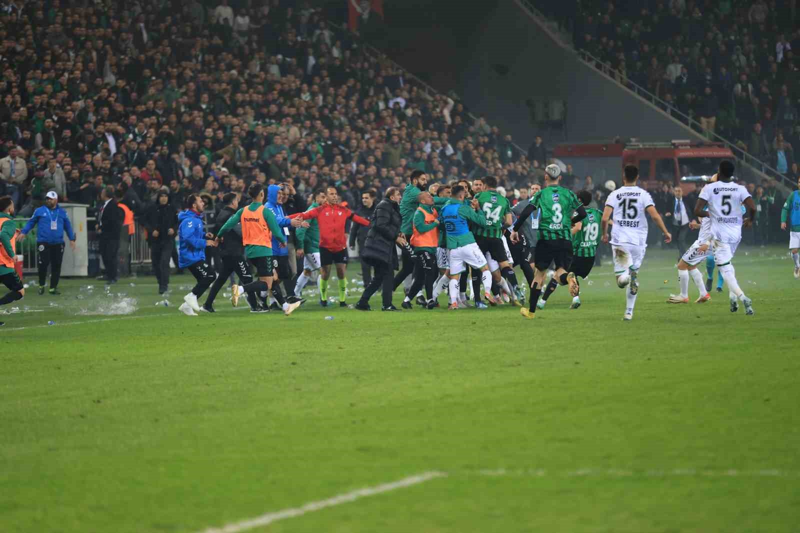 Sakaryaspor-Kocaelispor maçında ortalık karıştı, maç 15 dakika uzadı
