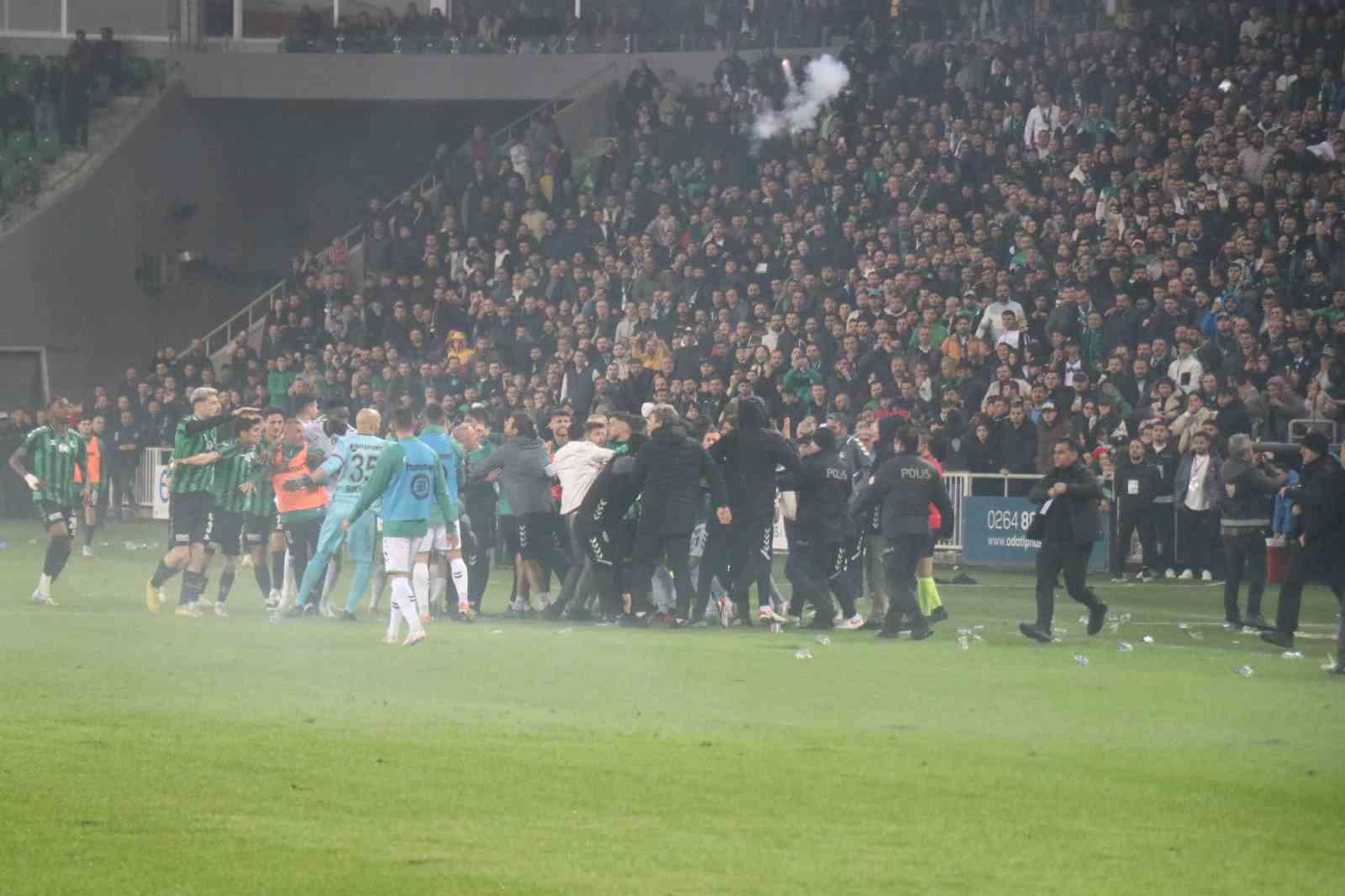 Sakaryaspor-Kocaelispor maçında ortalık karıştı, maç 15 dakika uzadı
