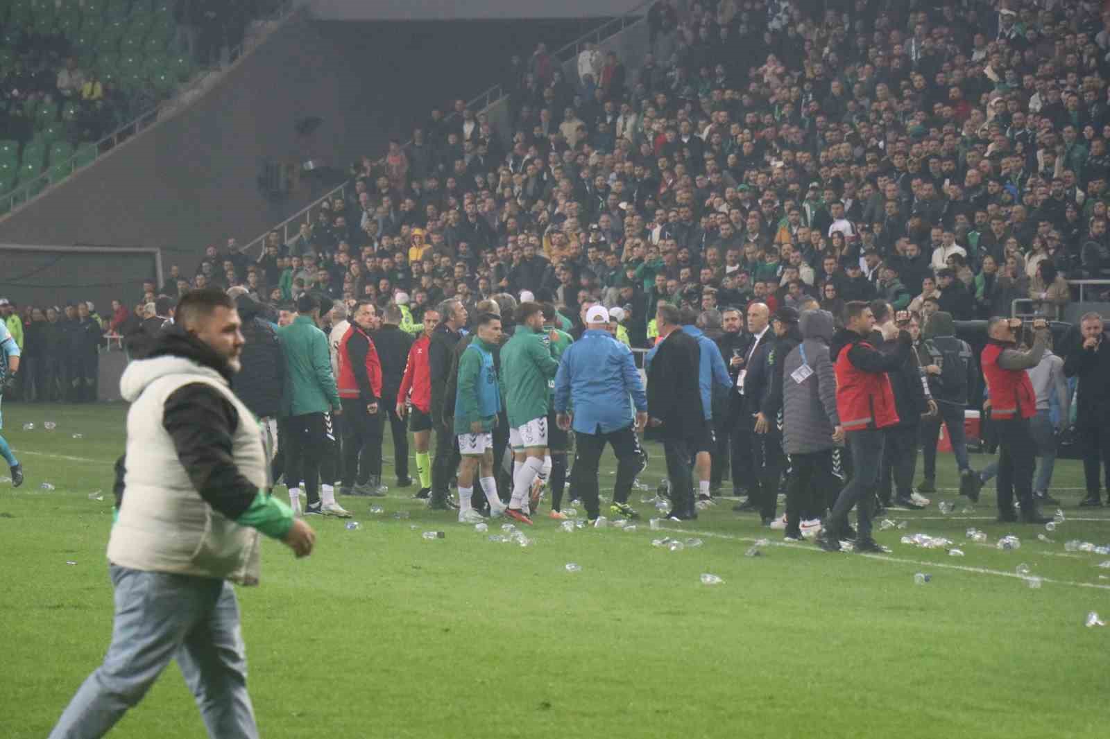 Sakaryaspor-Kocaelispor maçında ortalık karıştı, maç 15 dakika uzadı
