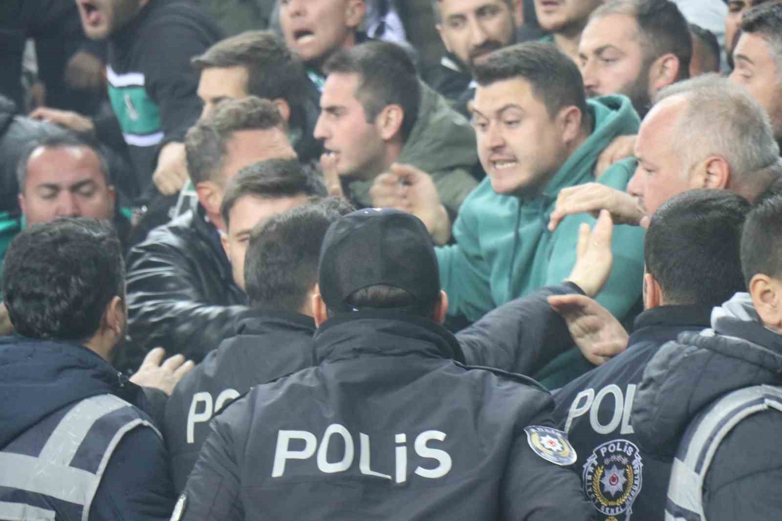 Sakaryaspor-Kocaelispor maçında ortalık karıştı, maç 15 dakika uzadı
